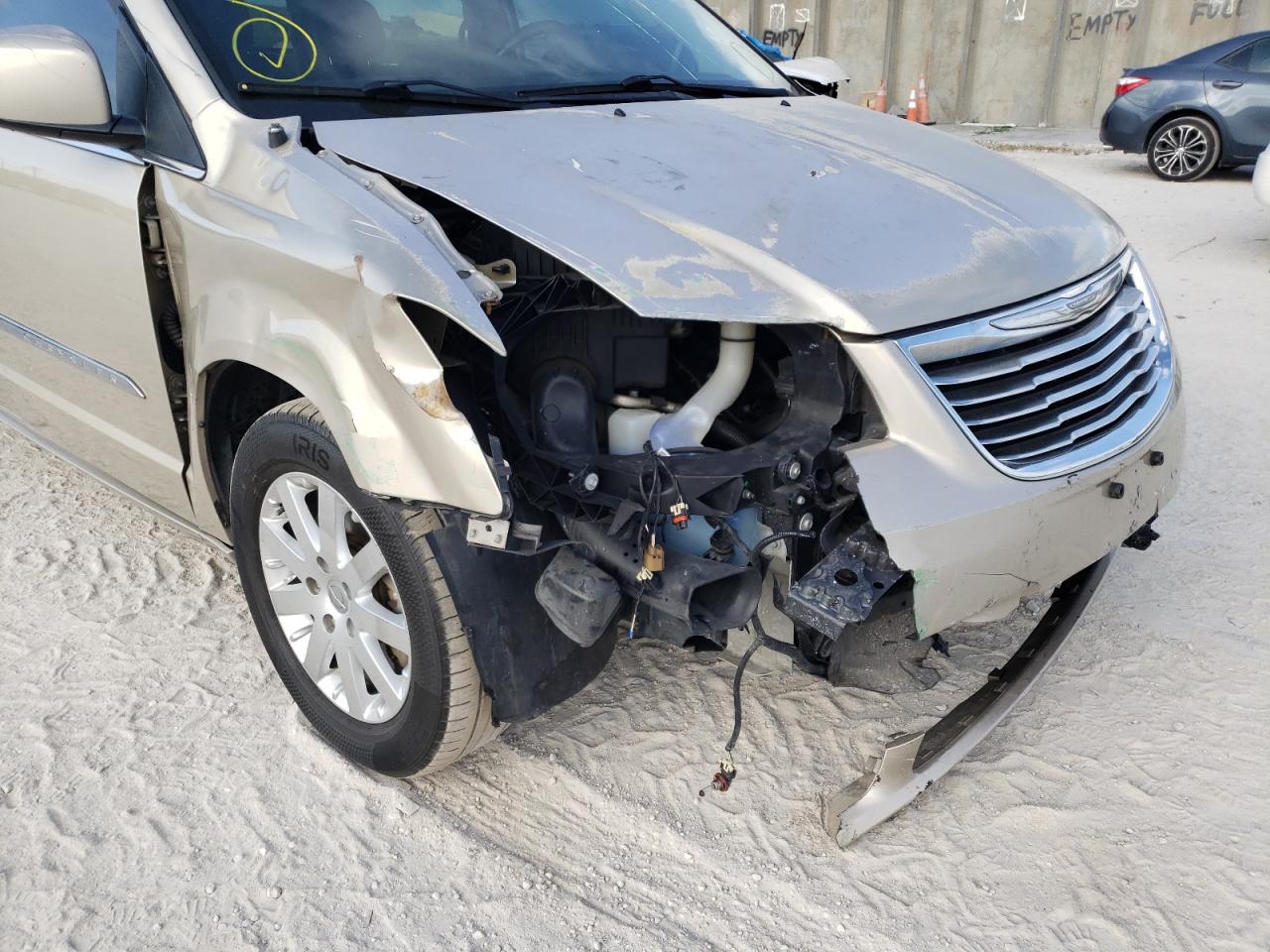 Photo 9 from auction – 2016 CHRYSLER TOWN & COU with VIN 2C4RC1BG1GR165215