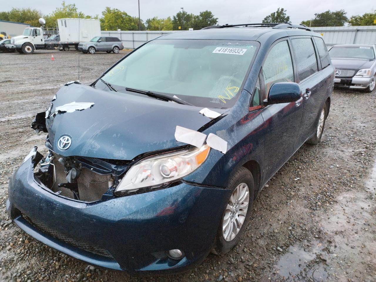 Photo 2 from auction – 2012 TOYOTA SIENNA XLE with VIN 5TDYK3DC1CS274621