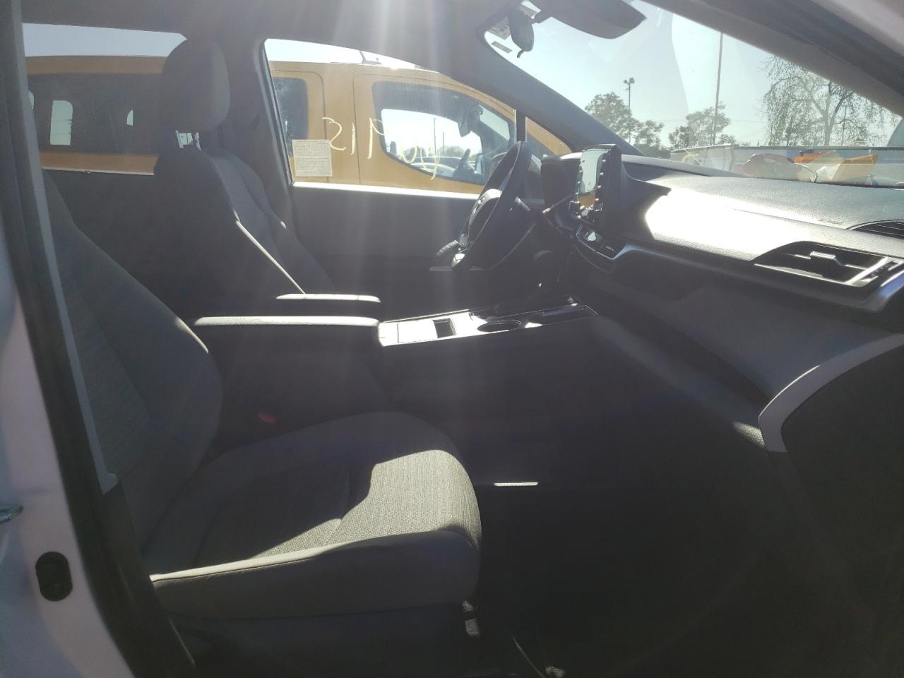 Photo 5 from auction – 2021 TOYOTA SIENNA LE with VIN 5TDKRKEC8MS008685