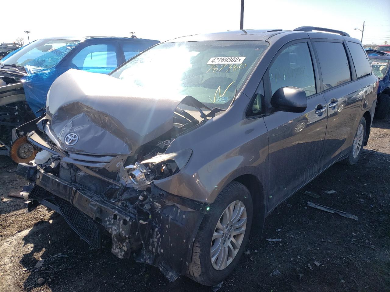 Photo 2 from auction – 2017 TOYOTA SIENNA XLE with VIN 5TDYZ3DC2HS787380