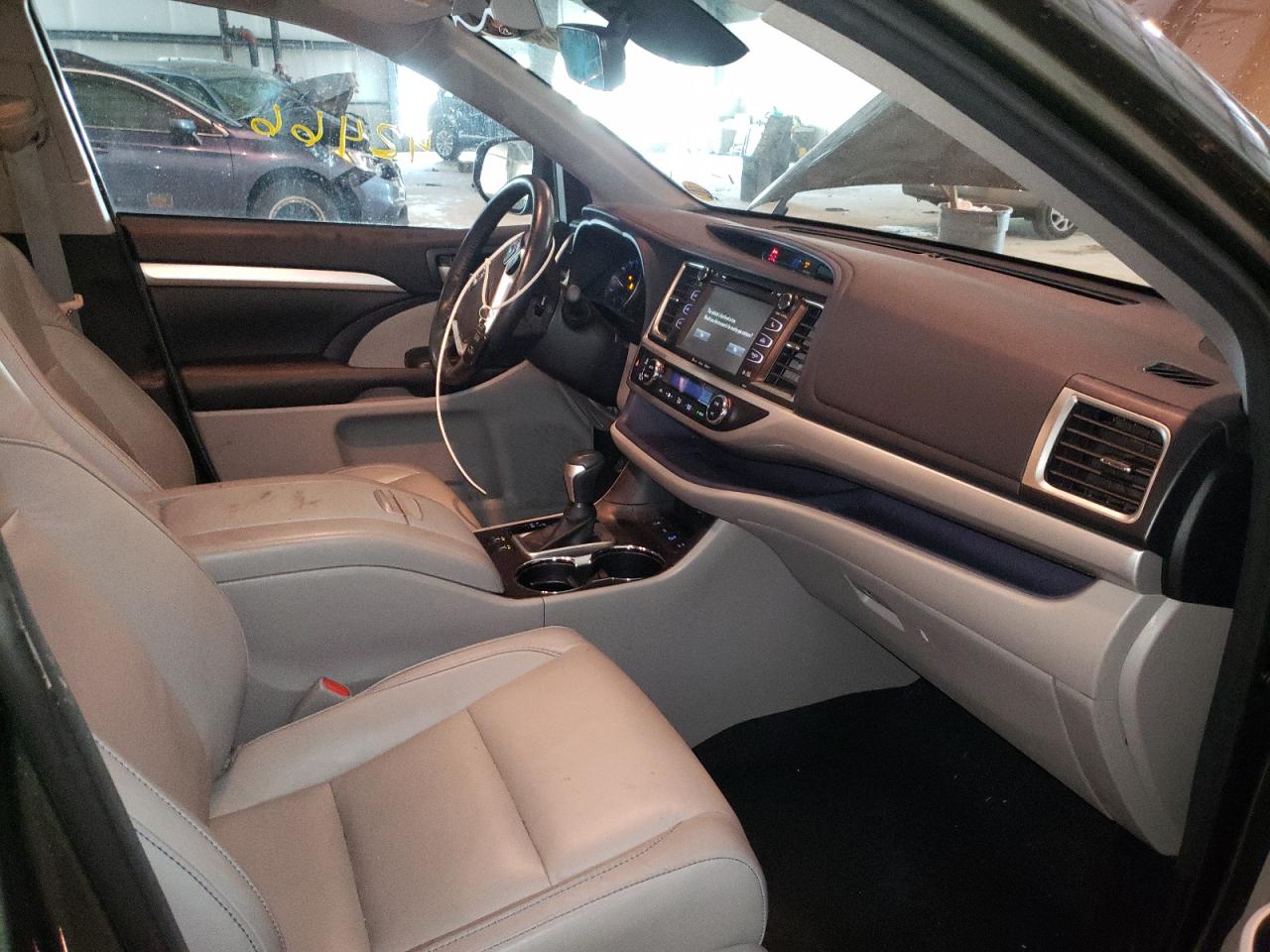 Photo 5 from auction – 2018 TOYOTA HIGHLANDER with VIN 5TDJZRFH8JS493839