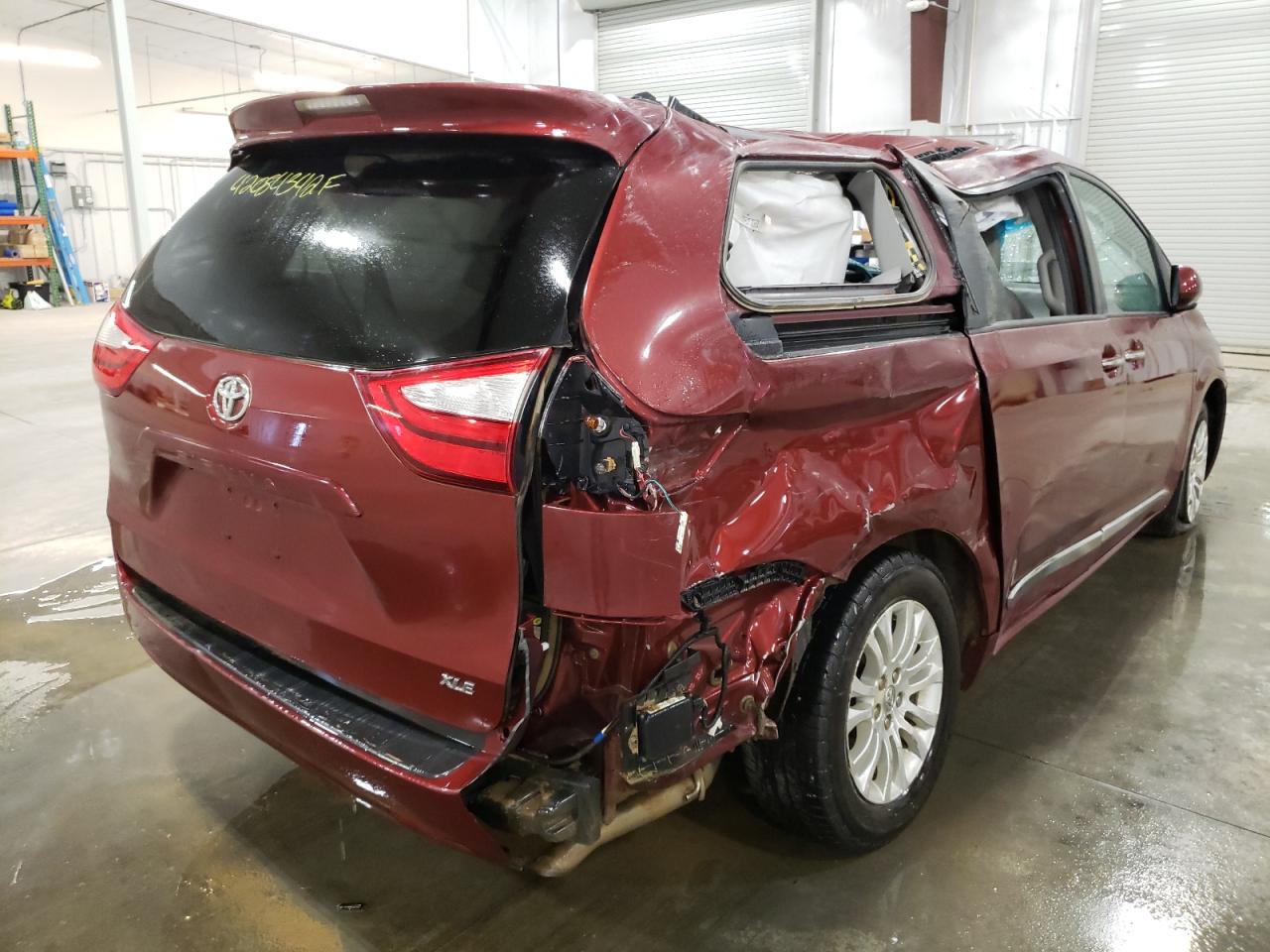 Photo 4 from auction – 2017 TOYOTA SIENNA XLE with VIN 5TDYZ3DC8HS770776