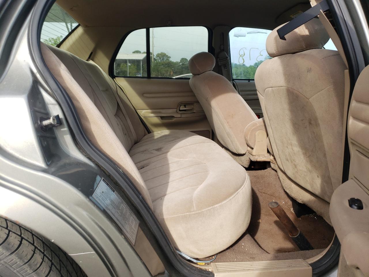 Photo 6 from auction – 2001 FORD CROWNVIC with VIN 2FAFP71W01X103011