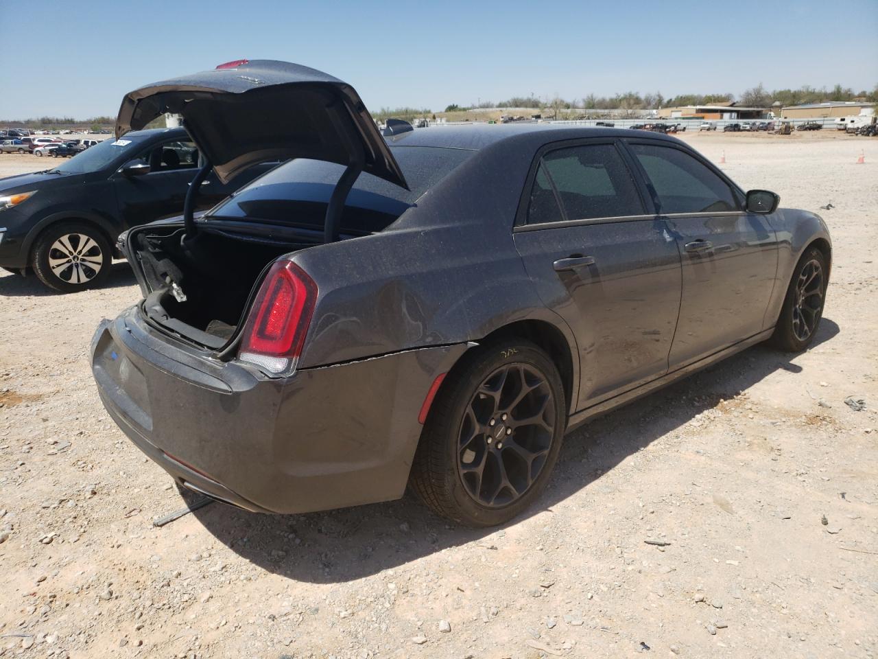 Photo 4 from auction – 2019 CHRYSLER 300 S with VIN 2C3CCABG0KH555456