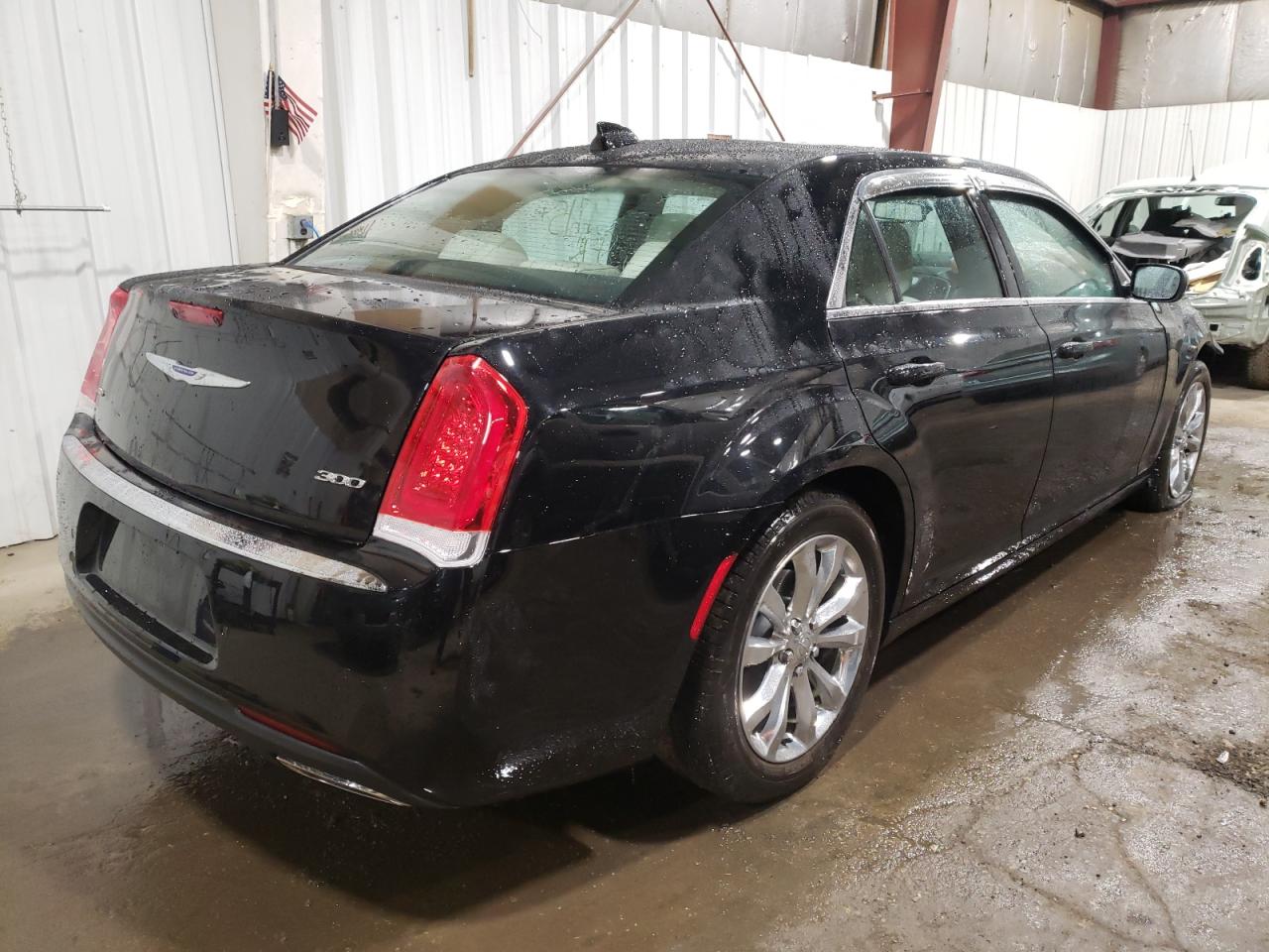 Photo 4 from auction – 2019 CHRYSLER 300 TOURIN with VIN 2C3CCARG8KH548227