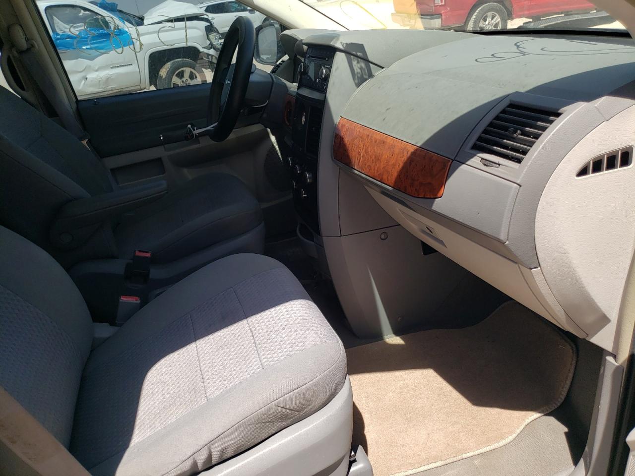 Photo 5 from auction – 2008 CHRYSLER TOWN & COU with VIN 2A8HR44H38R617872