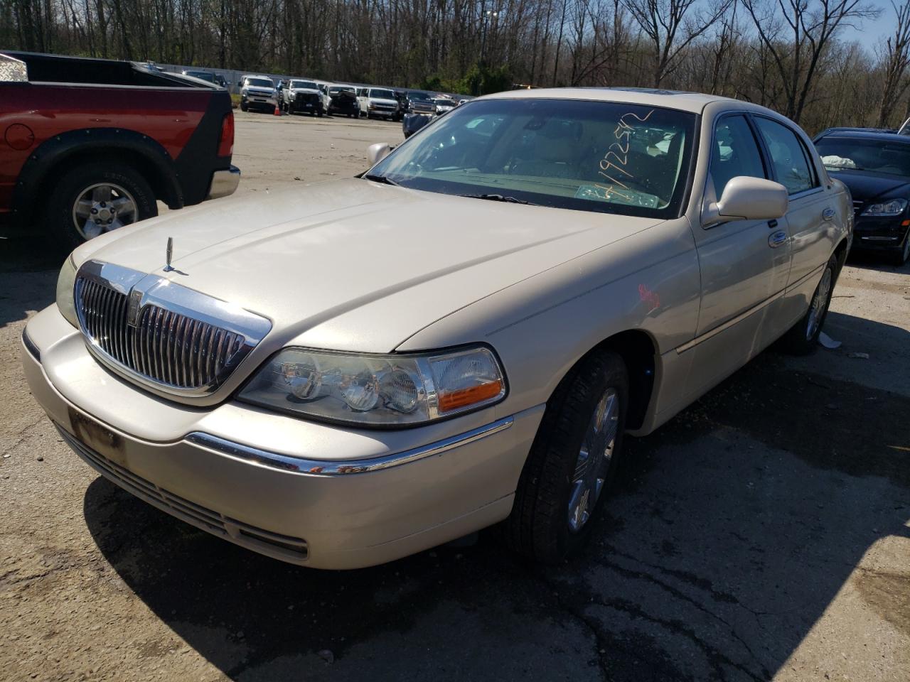 Photo 2 from auction – 2003 LINCOLN TOWN CAR C with VIN 1LNHM83W93Y628274