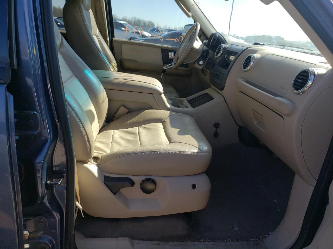 Photo 5 from auction – 2003 FORD EXPEDITION with VIN 1FMPU18L23LA46046