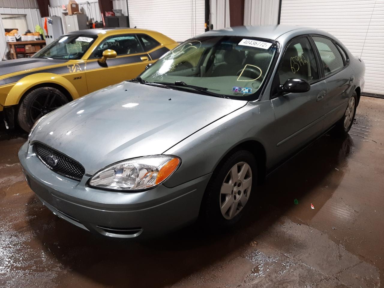 Photo 2 from auction – 2005 FORD TAURUS SE with VIN 1FAFP53U85A104373