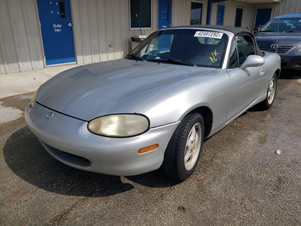 Photo 2 from auction – 1999 MAZDA MX-5 MIATA with VIN JM1NB3530X0104972