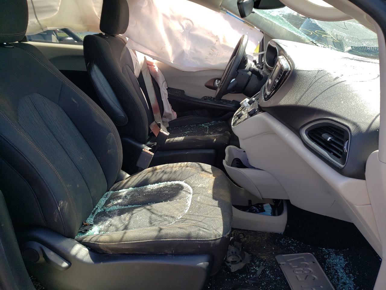 Photo 5 from auction – 2017 CHRYSLER PACIFICA L with VIN 2C4RC1CG9HR661363