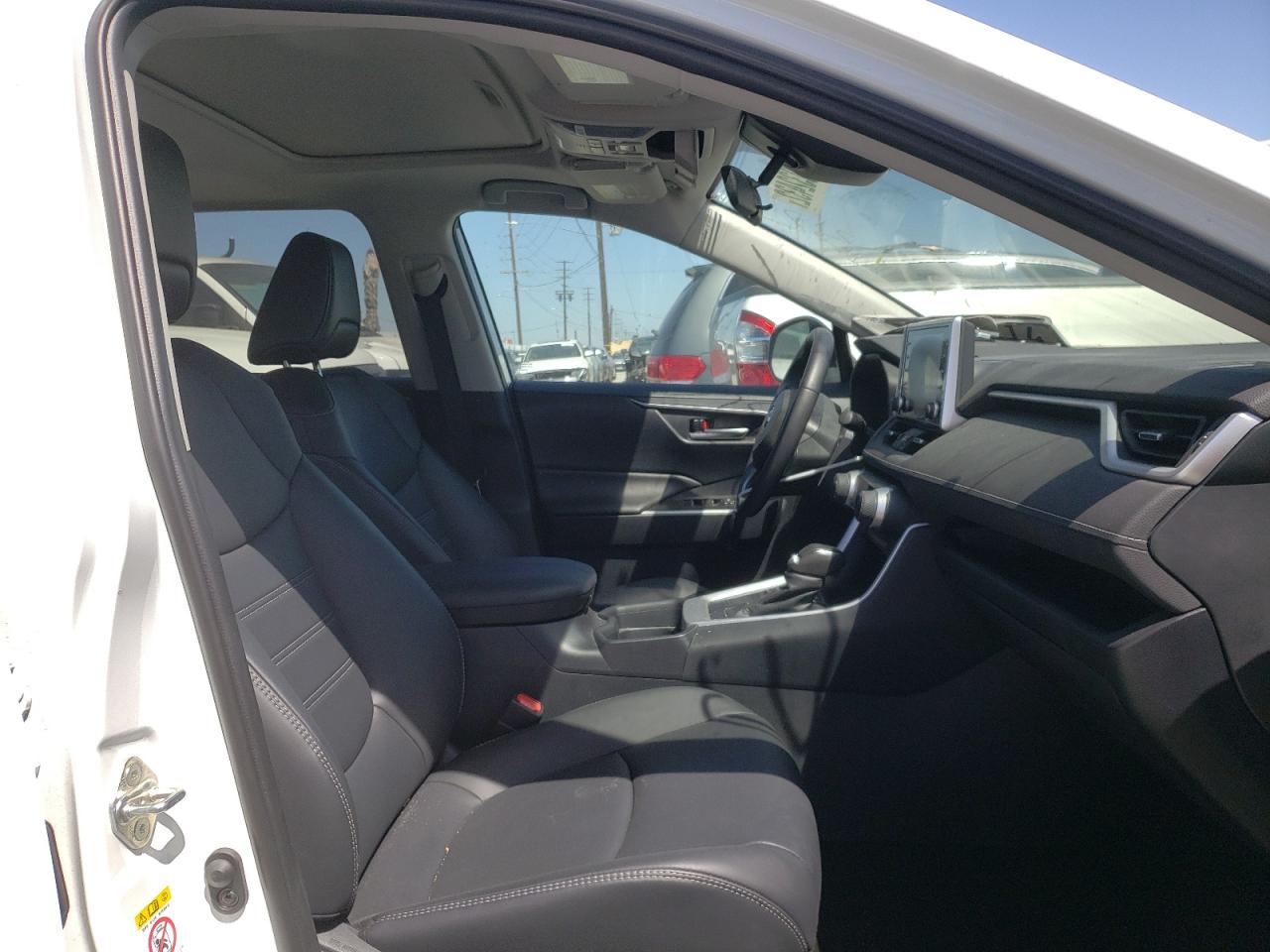 Photo 5 from auction – 2019 TOYOTA RAV4 XLE P with VIN 2T3C1RFVXKW013290