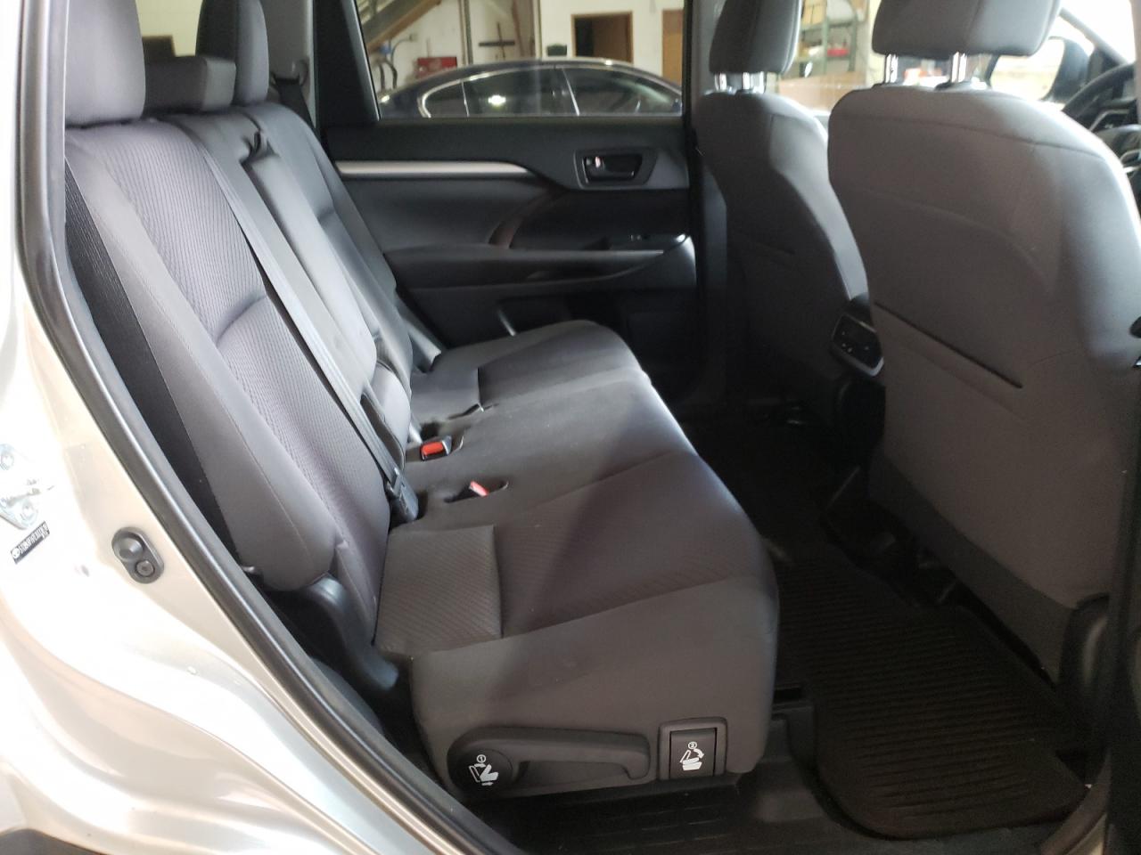 Photo 6 from auction – 2014 TOYOTA HIGHLANDER with VIN 5TDBKRFH7ES033618