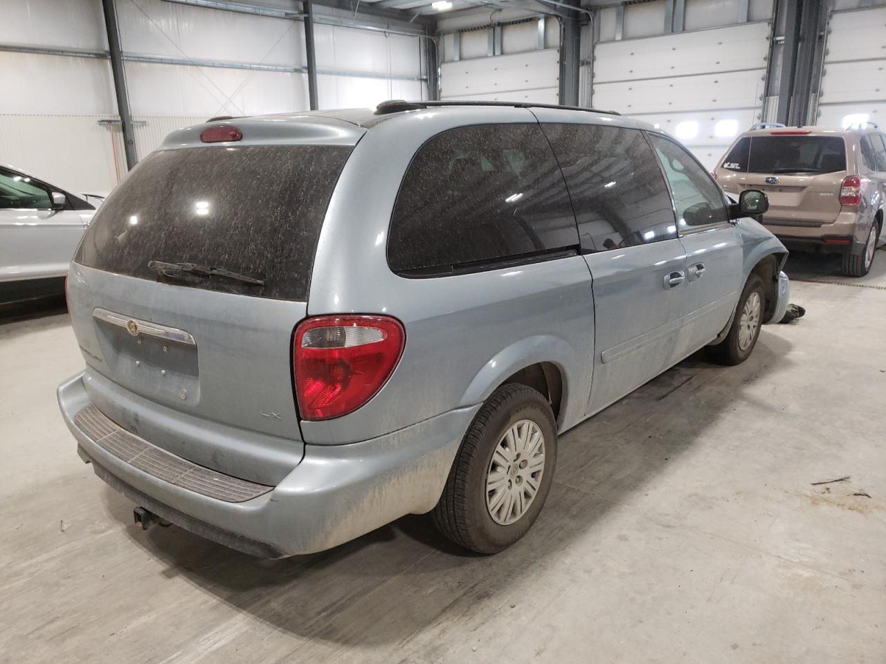 Photo 4 from auction – 2005 CHRYSLER TOWN & COU with VIN 2C4GP44R85R552952