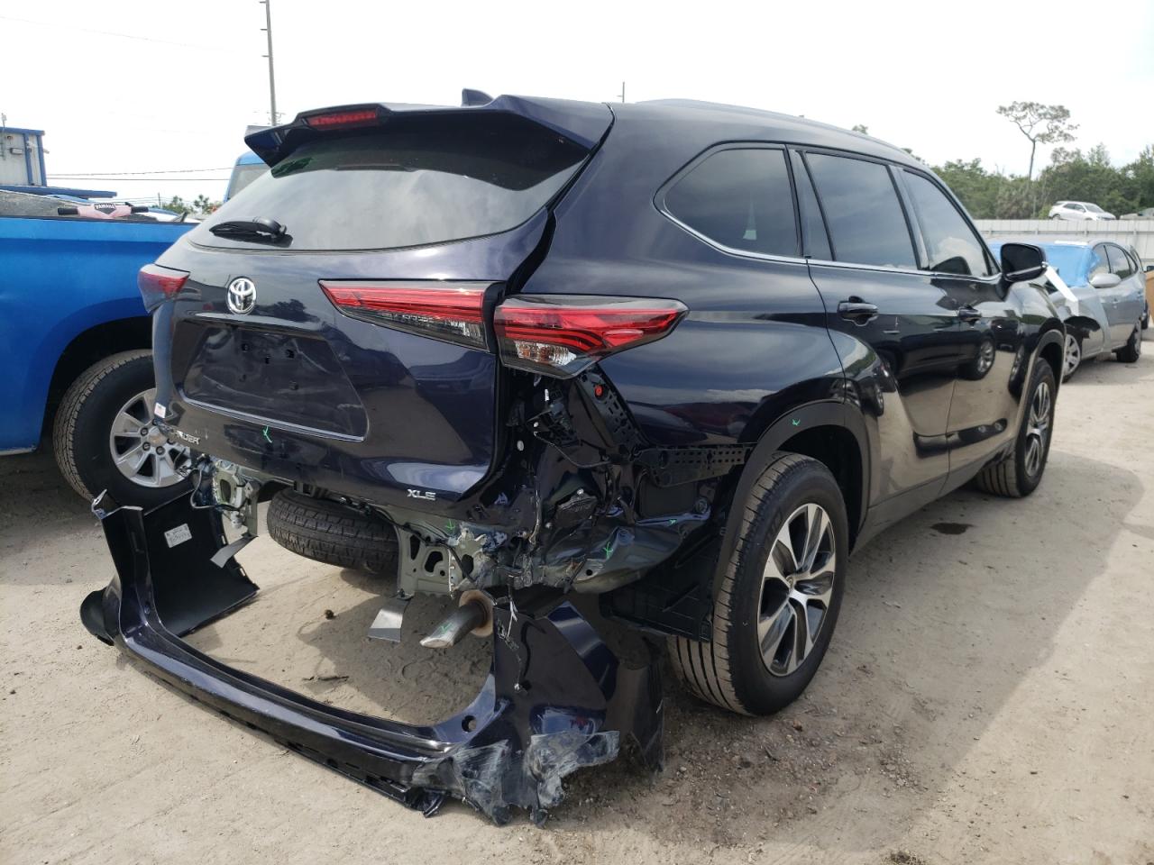 Photo 4 from auction – 2022 TOYOTA HIGHLANDER with VIN 5TDGZRAH4NS541599