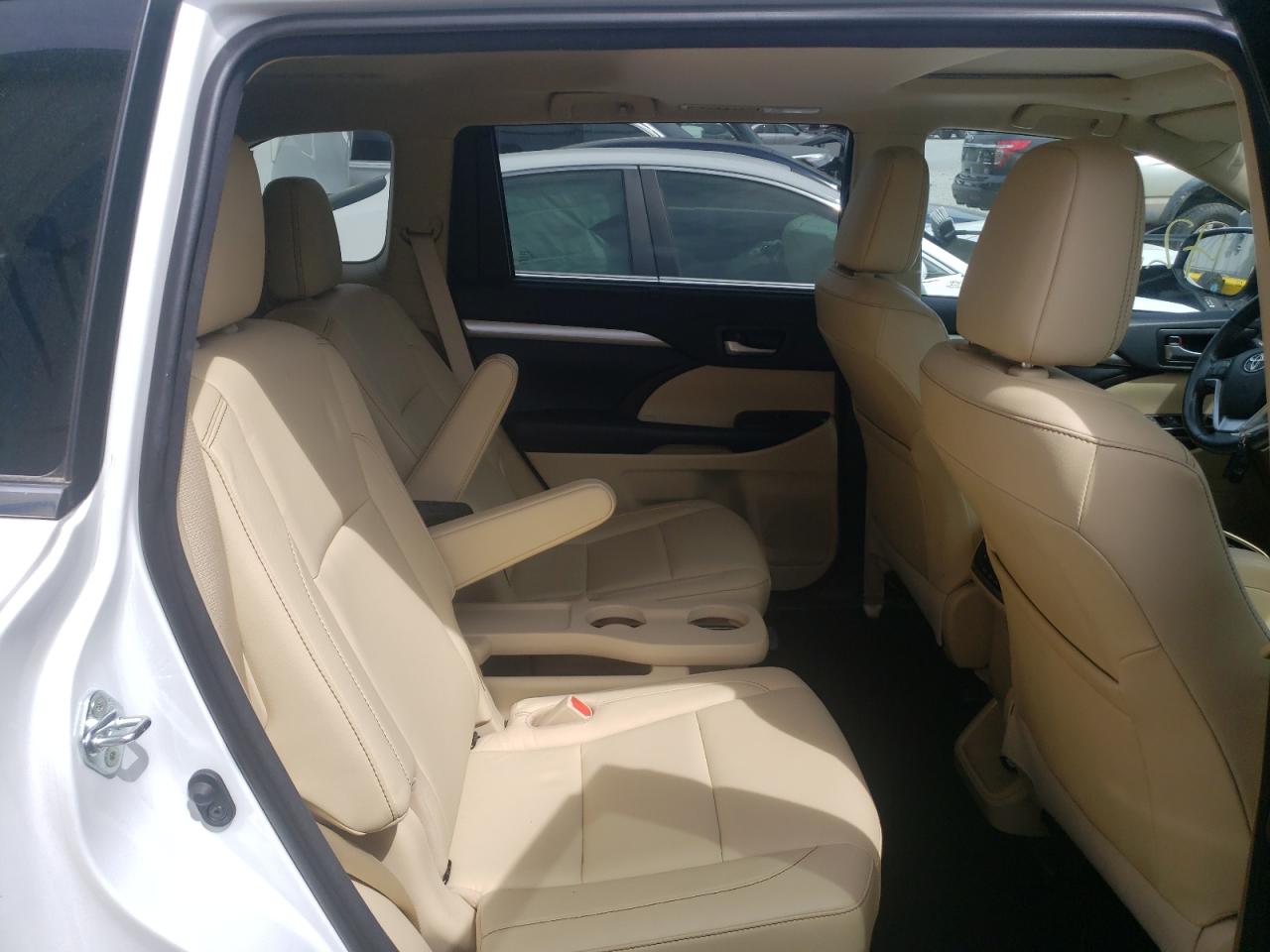 Photo 6 from auction – 2018 TOYOTA HIGHLANDER with VIN 5TDKZRFH4JS549019