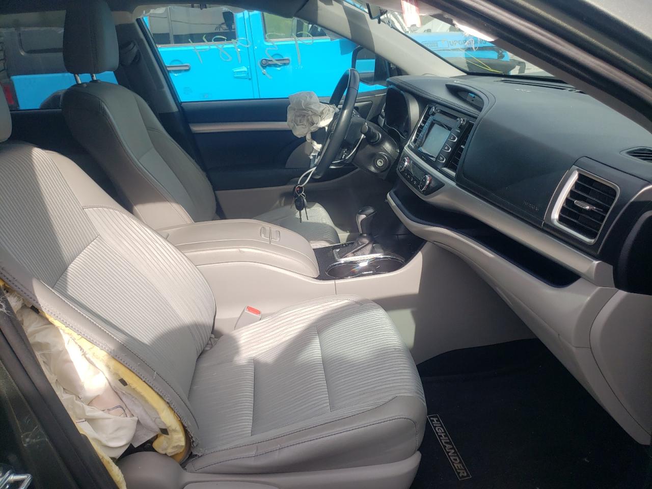 Photo 5 from auction – 2014 TOYOTA HIGHLANDER with VIN 5TDBKRFH4ES019756