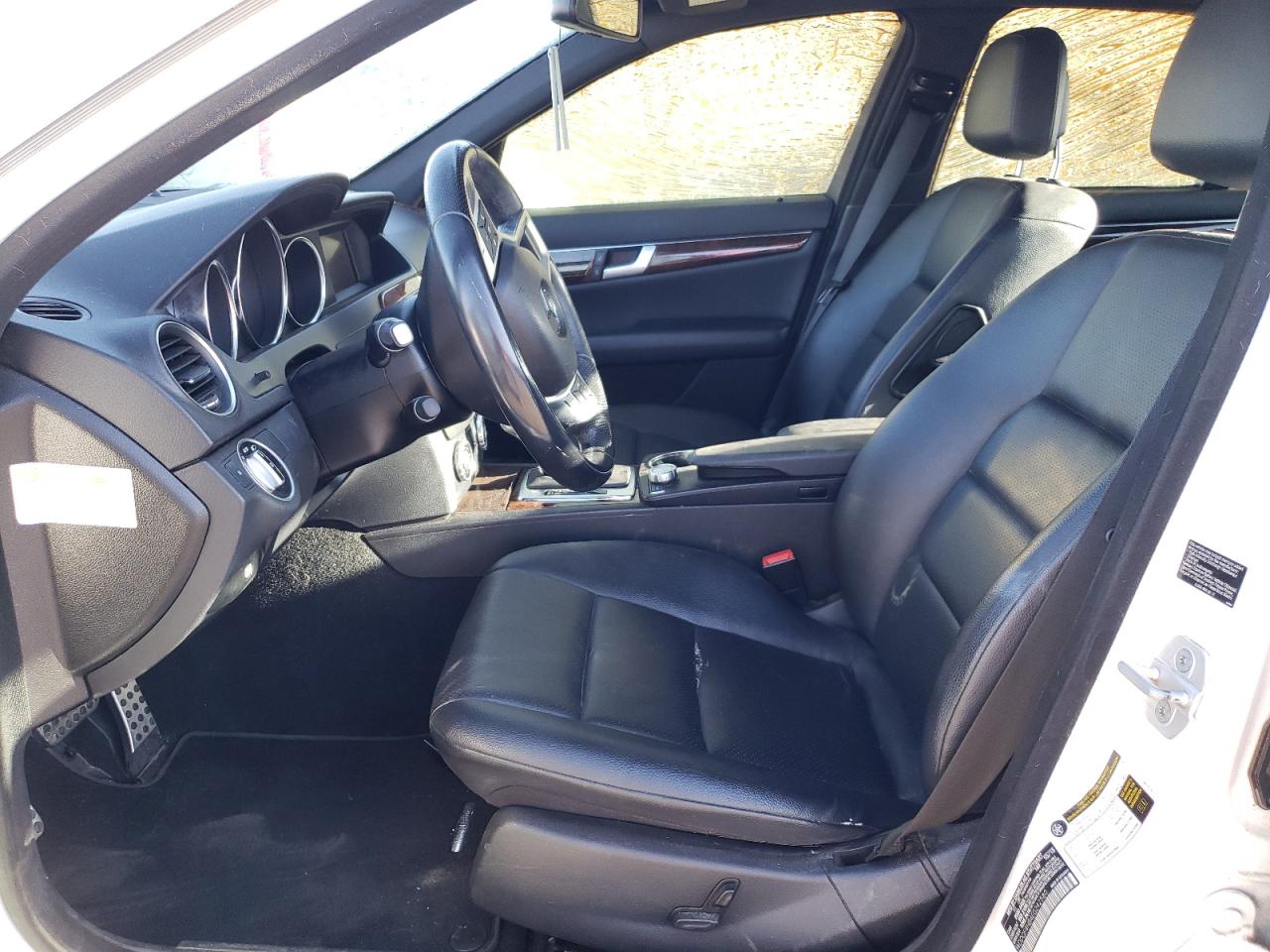 Photo 5 from auction – 2014 MERCEDES-BENZ C 250 with VIN WDDGF4HB4EG242580