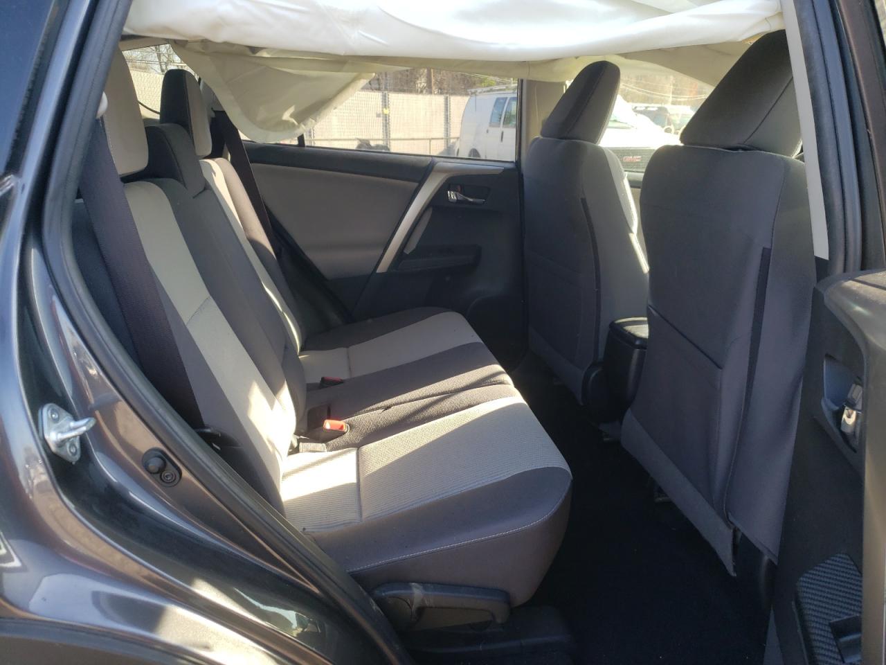 Photo 6 from auction – 2015 TOYOTA RAV4 XLE with VIN JTMRFREV2FD112640