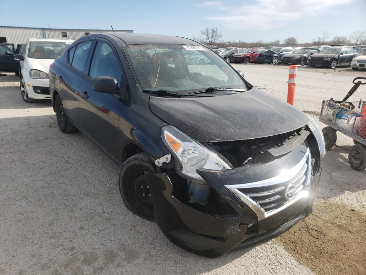NISSAN VERSA S 2015 مع رقم تعريف المركبة 3N1CN7AP1FL928661 - صورة من المزاد