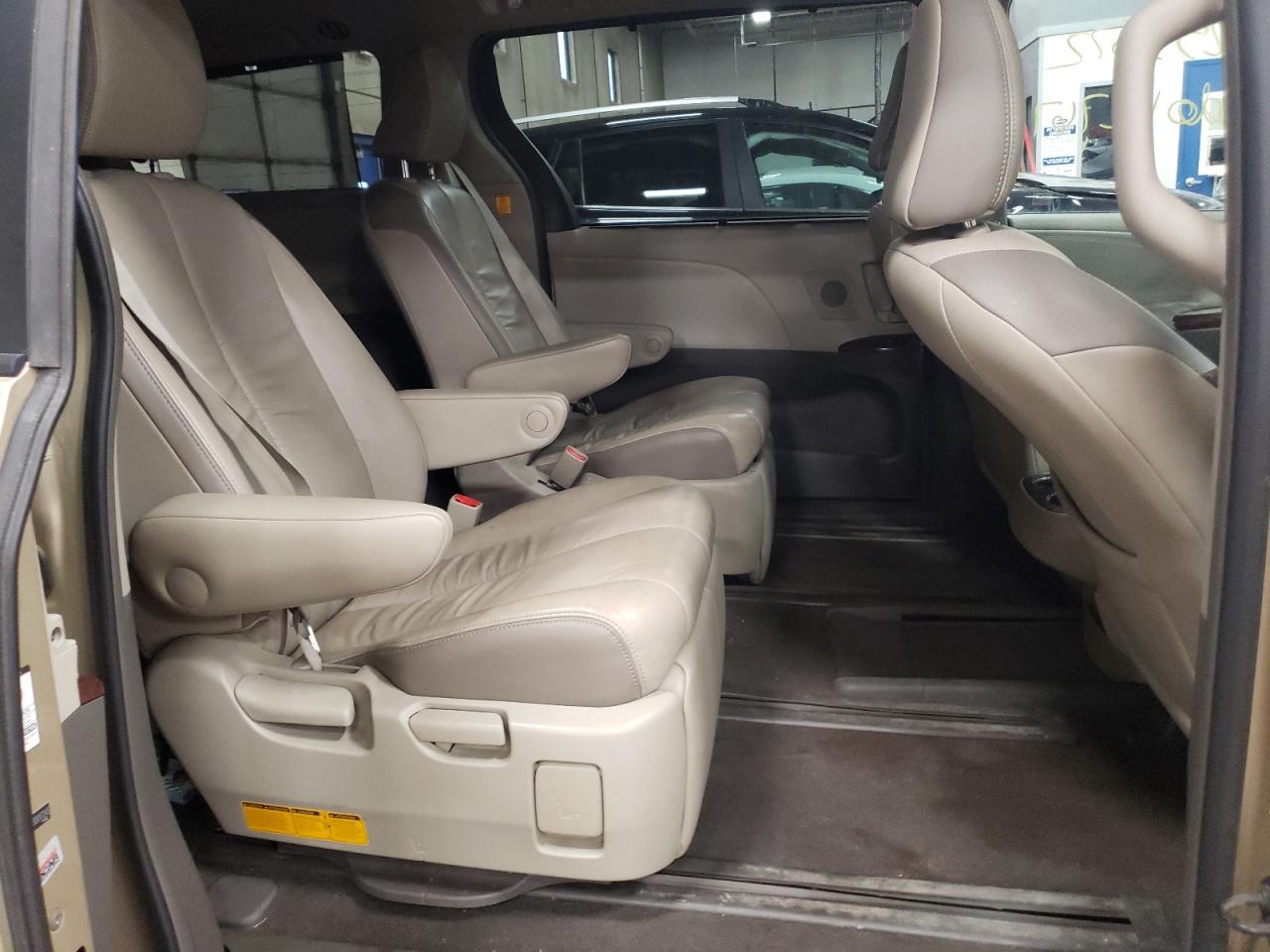 Photo 6 from auction – 2011 TOYOTA SIENNA XLE with VIN 5TDDK3DC1BS017245