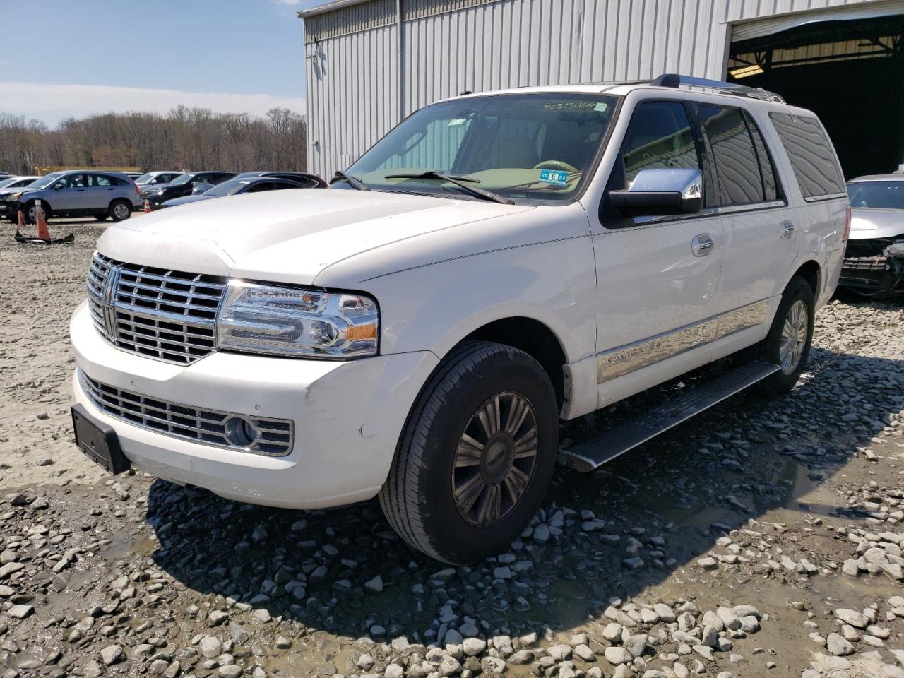 Photo 2 from auction – 2010 LINCOLN NAVIGATOR with VIN 5LMJJ2J52AEJ08916
