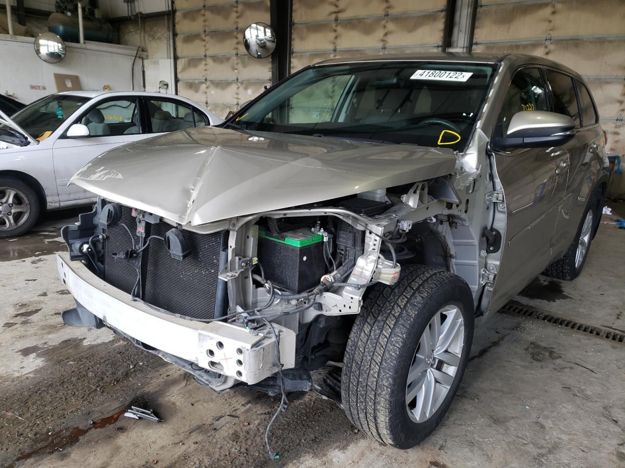 Photo 2 from auction – 2014 TOYOTA HIGHLANDER with VIN 5TDBKRFH7ES033618