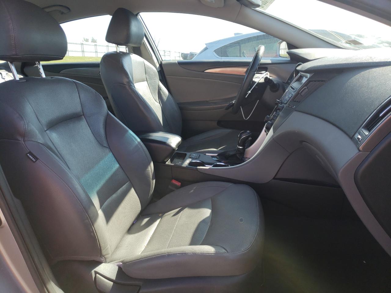 Photo 5 from auction – 2012 HYUNDAI SONATA with VIN KMHEC4A48CA026586