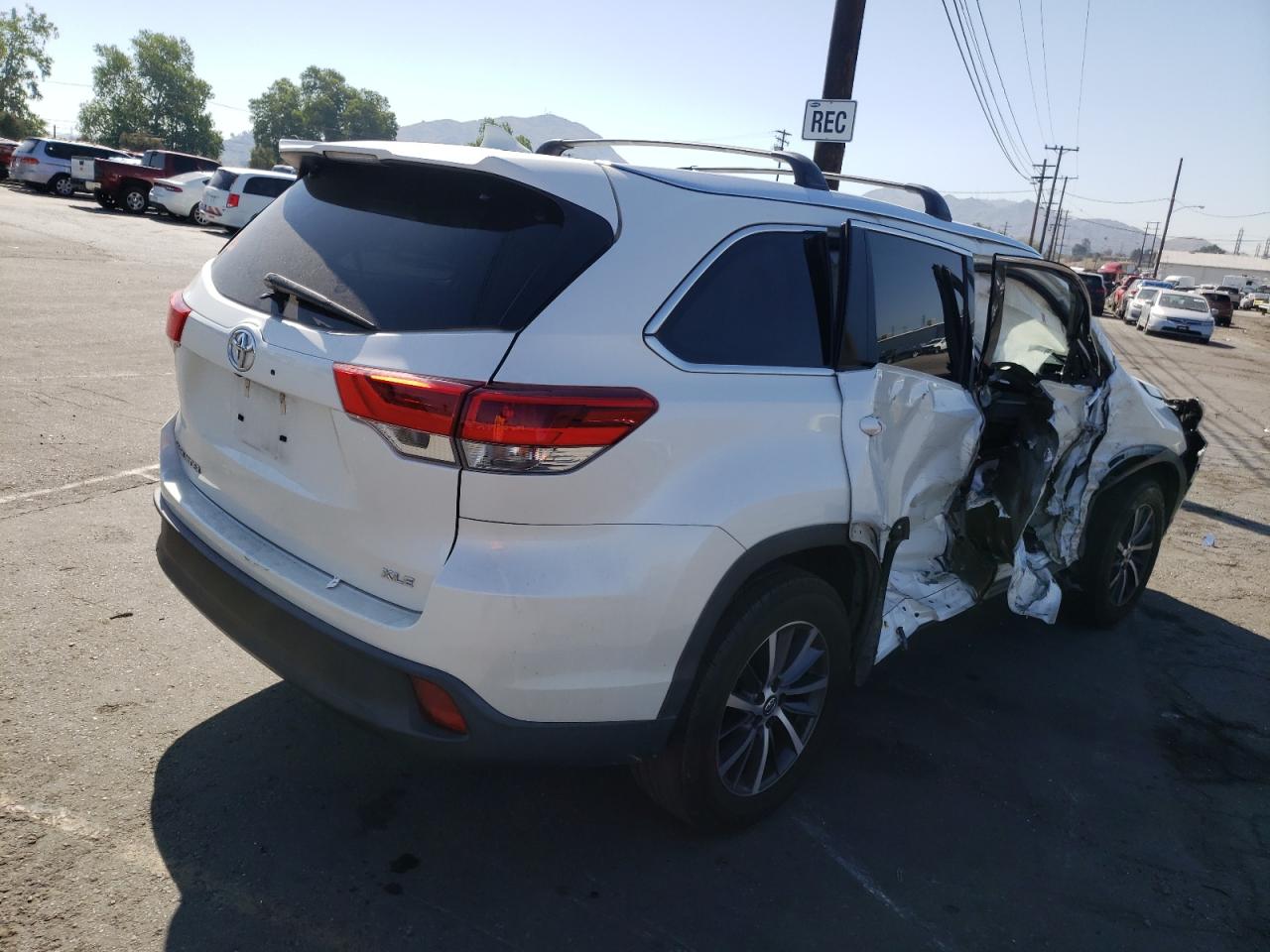 Photo 4 from auction – 2017 TOYOTA HIGHLANDER with VIN 5TDKZRFH6HS515769
