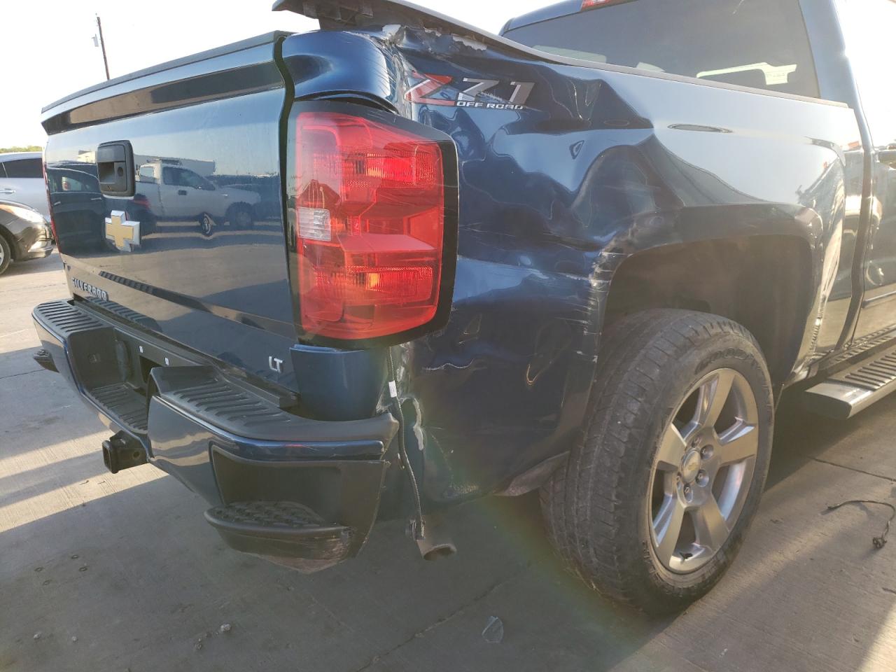 Photo 9 from auction – 2018 CHEVROLET SILVERADO with VIN 3GCUKREC7JG535312