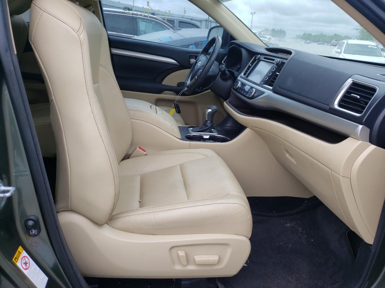 Photo 5 from auction – 2017 TOYOTA HIGHLANDER with VIN 5TDKZRFH9HS207544