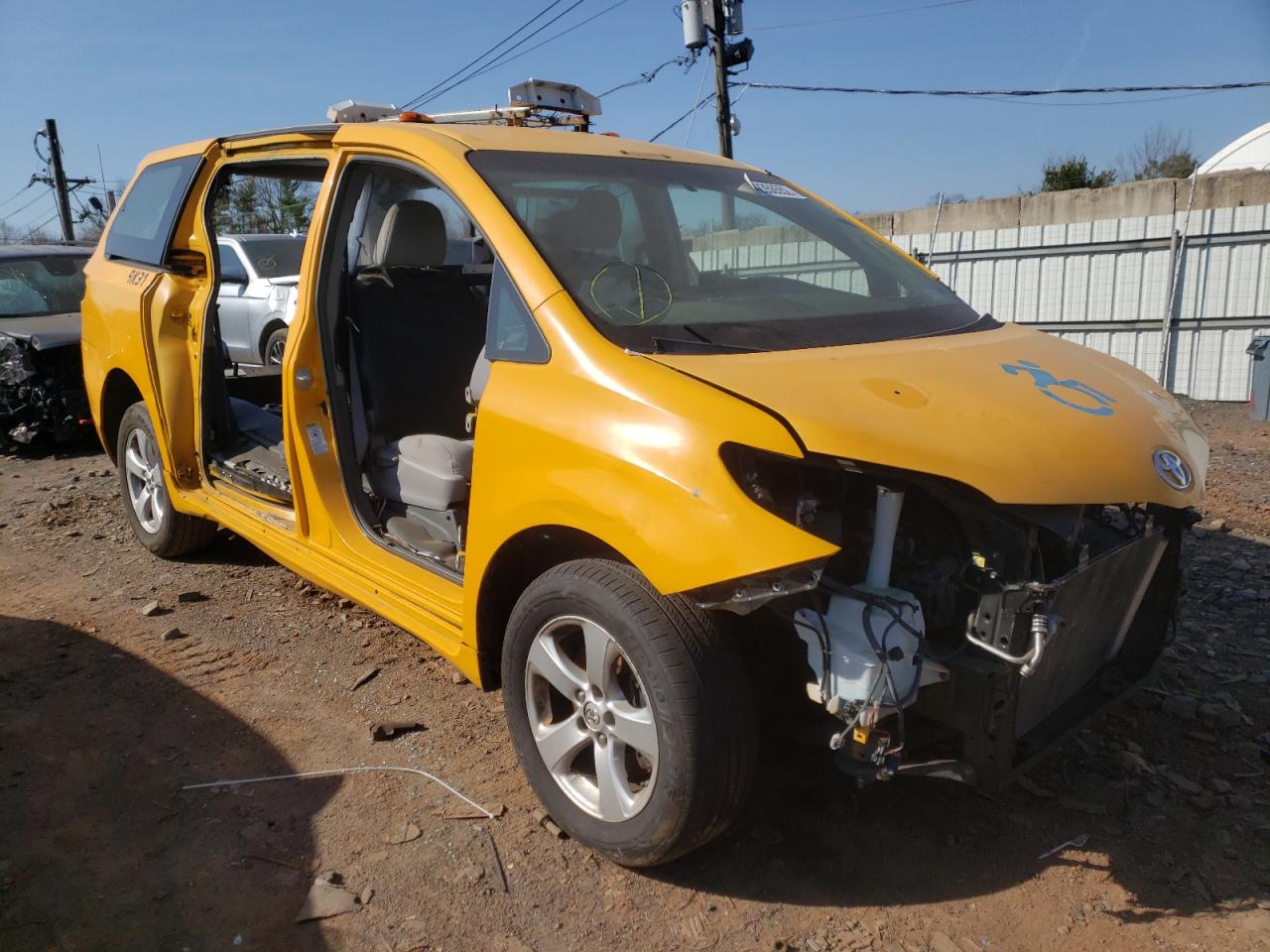 TOYOTA SIENNA 2017 with VIN 5TDZZ3DC4HS856722 - Photo from auction