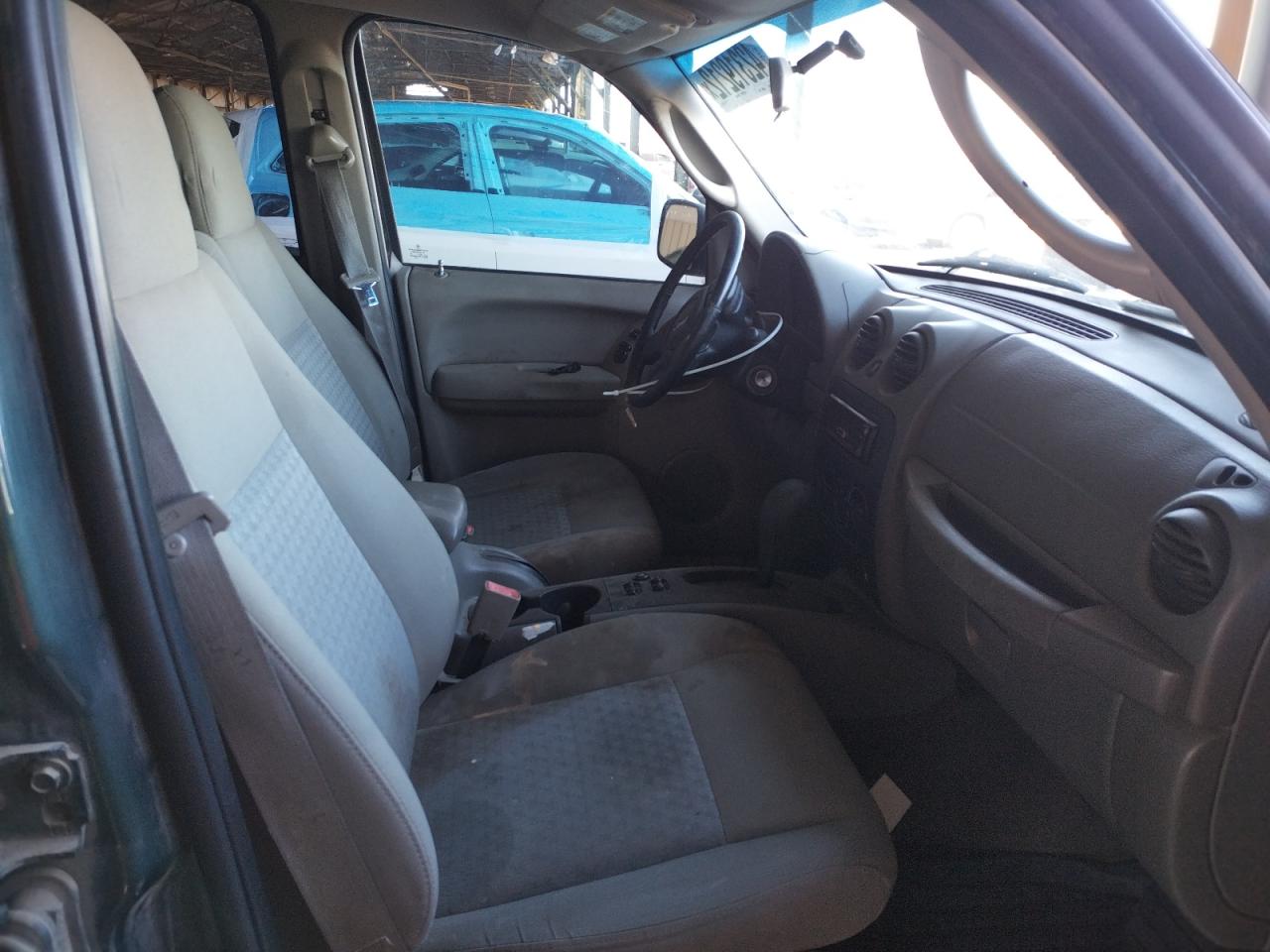 Photo 5 from auction – 2005 JEEP LIBERTY with VIN 1J8GK48K15W594536