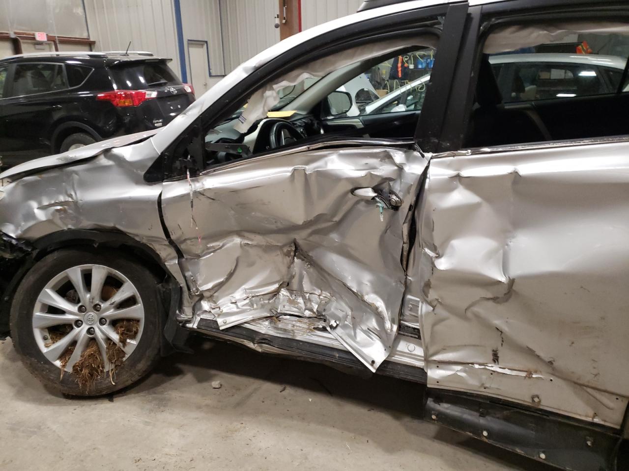 Photo 9 from auction – 2014 TOYOTA RAV4 LIMIT with VIN 2T3DFREVXEW198713