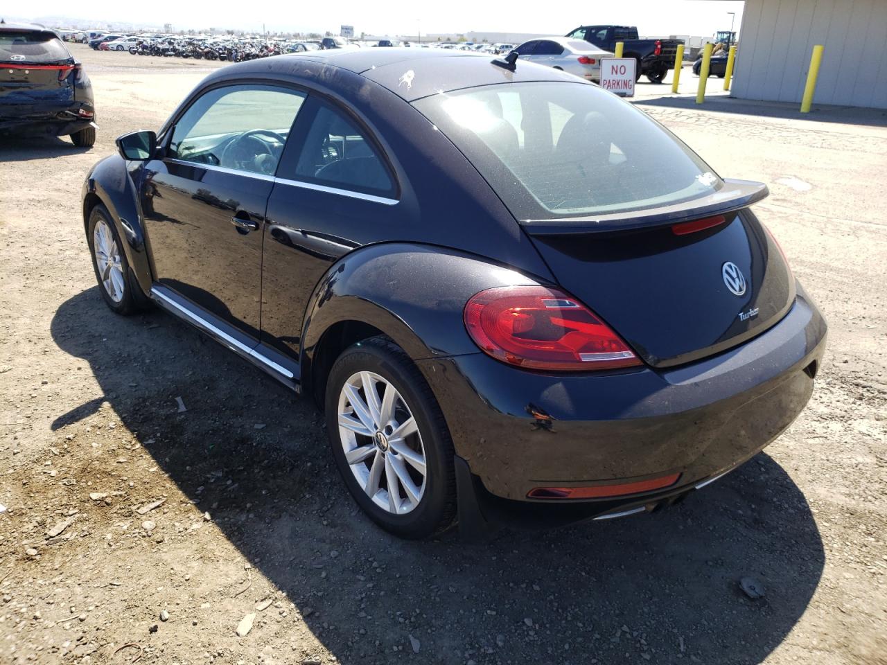 Photo 3 from auction – 2018 VOLKSWAGEN BEETLE SE with VIN 3VWJD7AT5JM708055