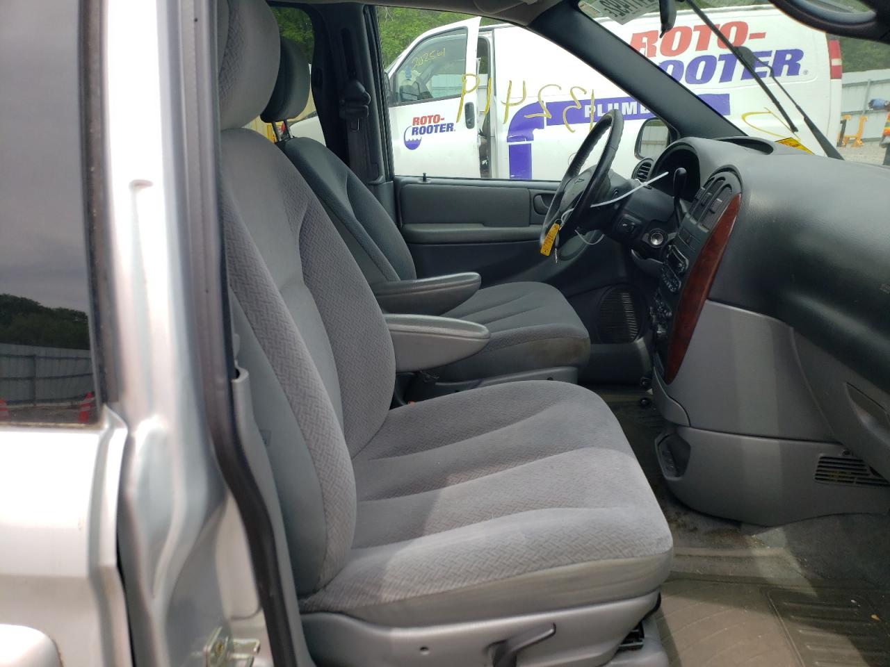 Photo 5 from auction – 2004 CHRYSLER TOWN & COU with VIN 2C8GP74L24R554903