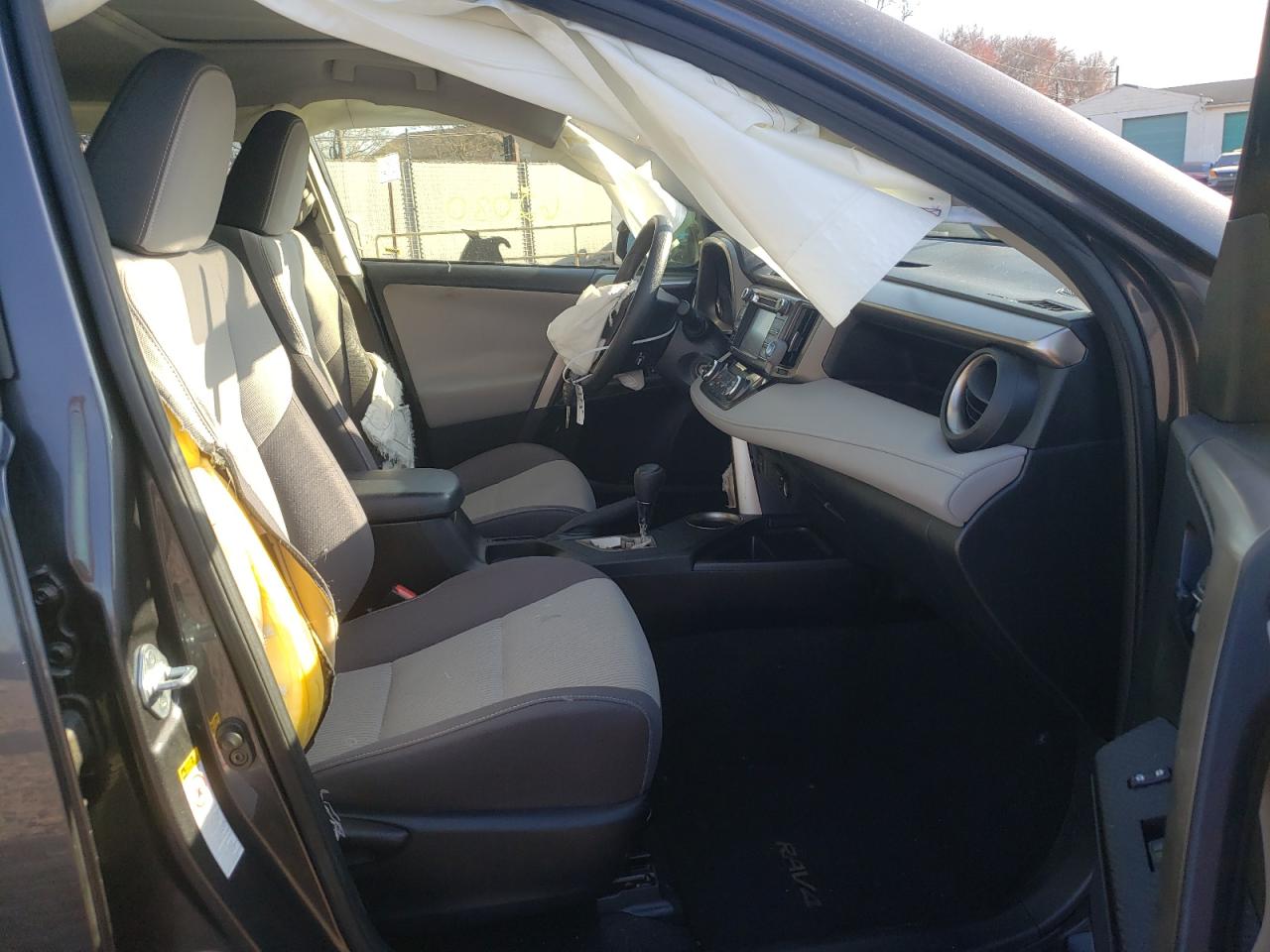 Photo 5 from auction – 2015 TOYOTA RAV4 XLE with VIN JTMRFREV2FD112640