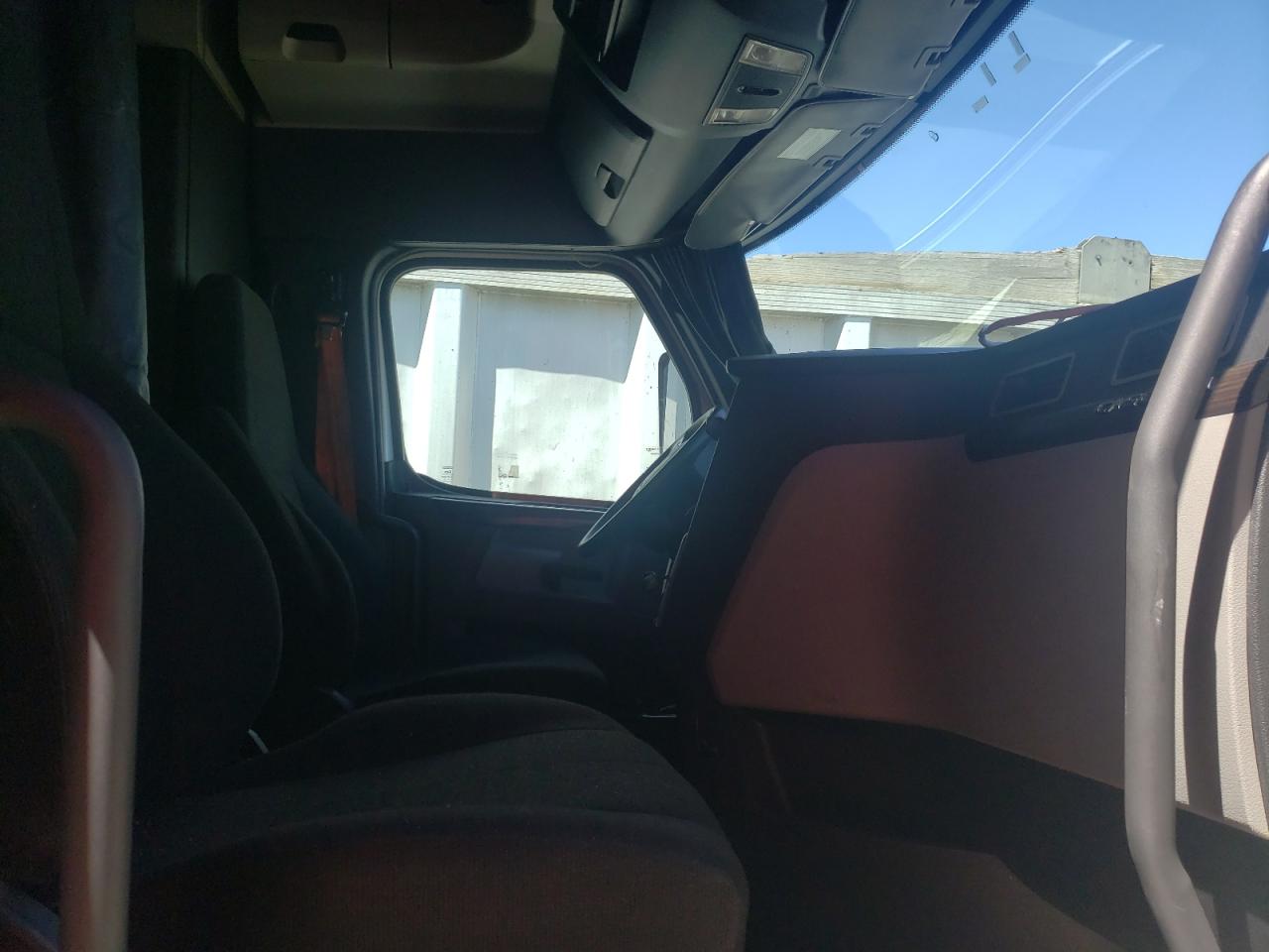 Photo 5 from auction – 2020 FREIGHTLINER CASCADIA 1 with VIN 1FUJHHDR4LLLL6993