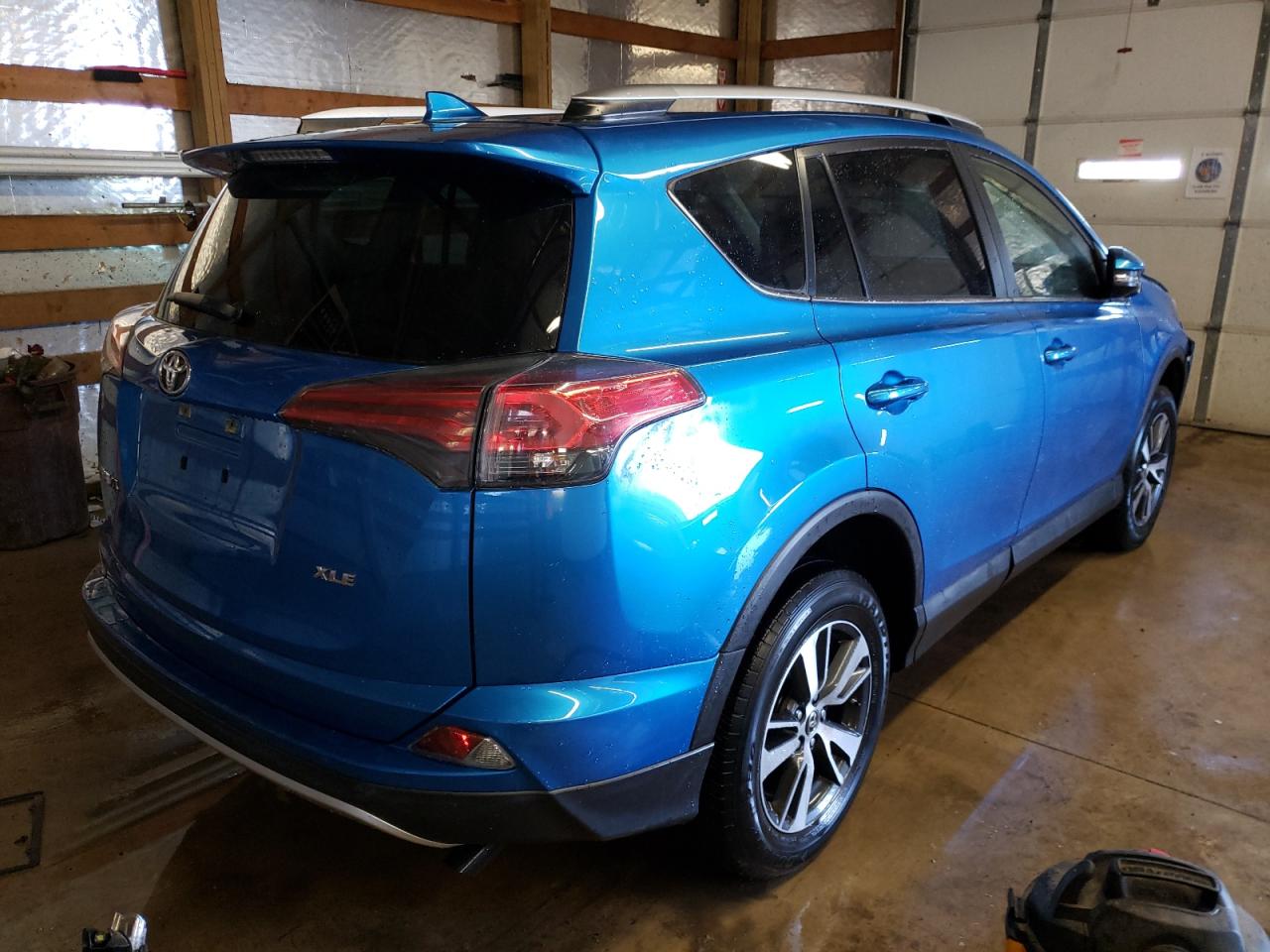 Photo 4 from auction – 2016 TOYOTA RAV4 XLE with VIN JTMWFREV6GJ083438