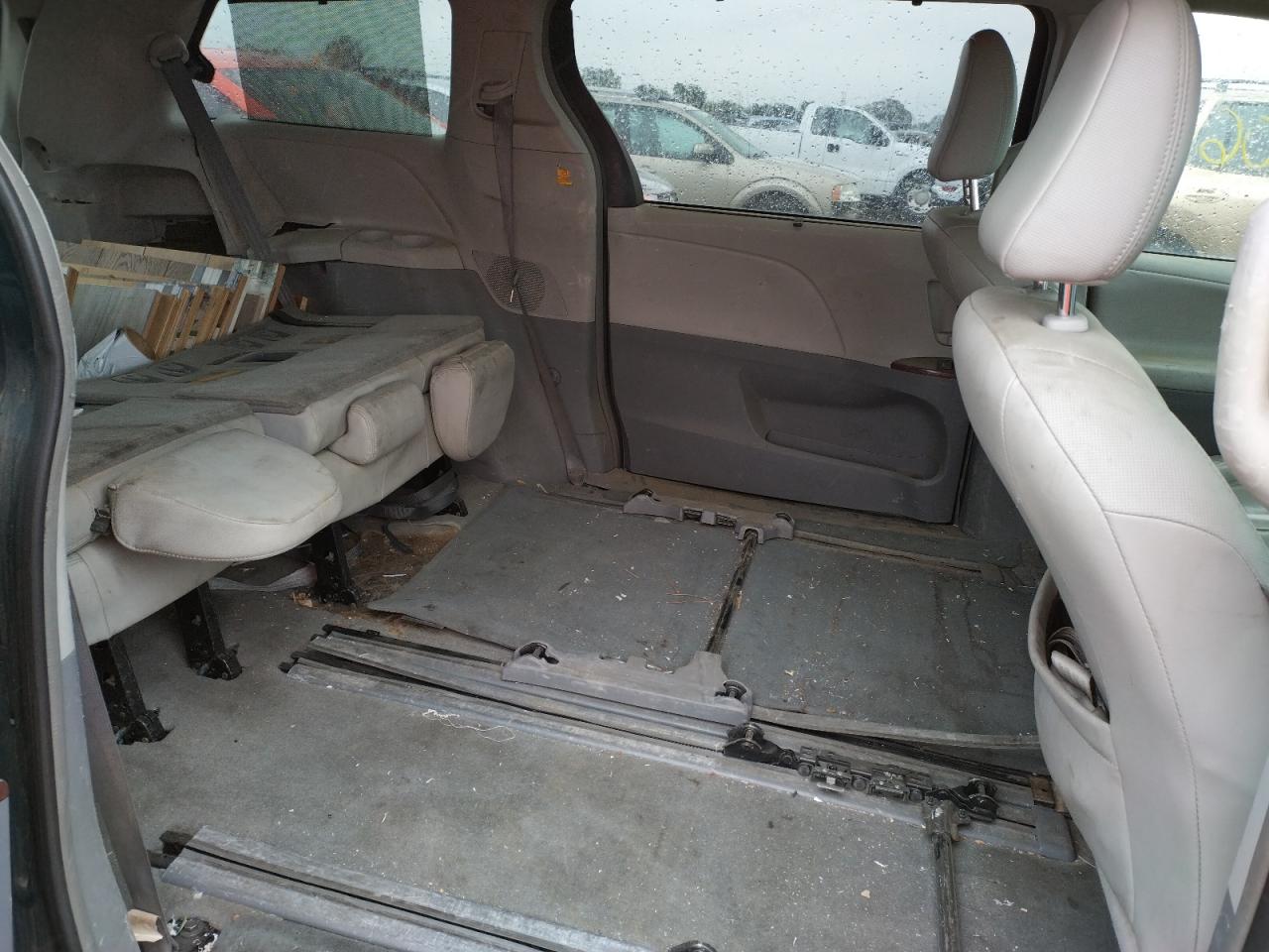 Photo 6 from auction – 2012 TOYOTA SIENNA XLE with VIN 5TDYK3DC1CS274621