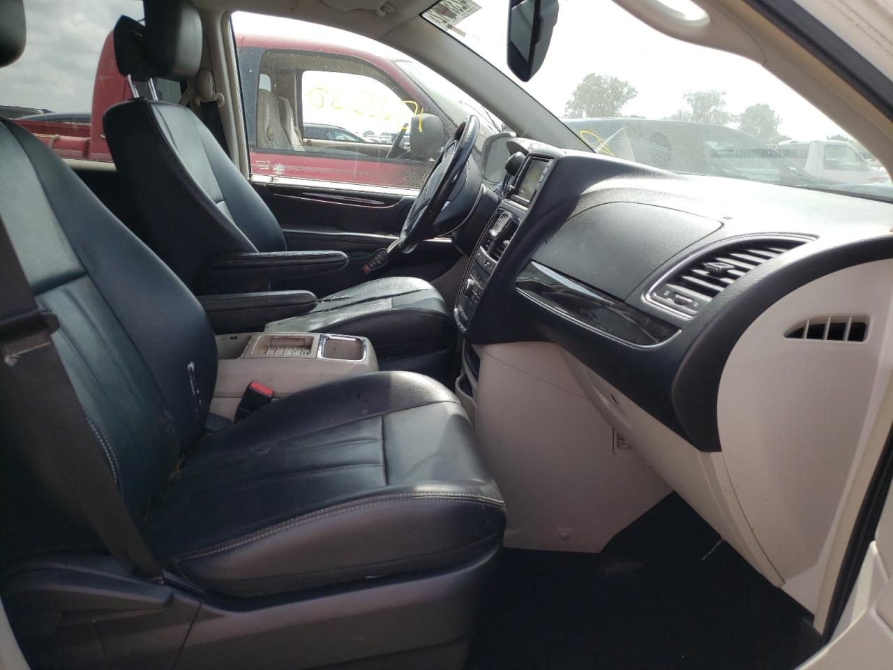 Photo 5 from auction – 2013 CHRYSLER TOWN & COU with VIN 2C4RC1BG3DR706387