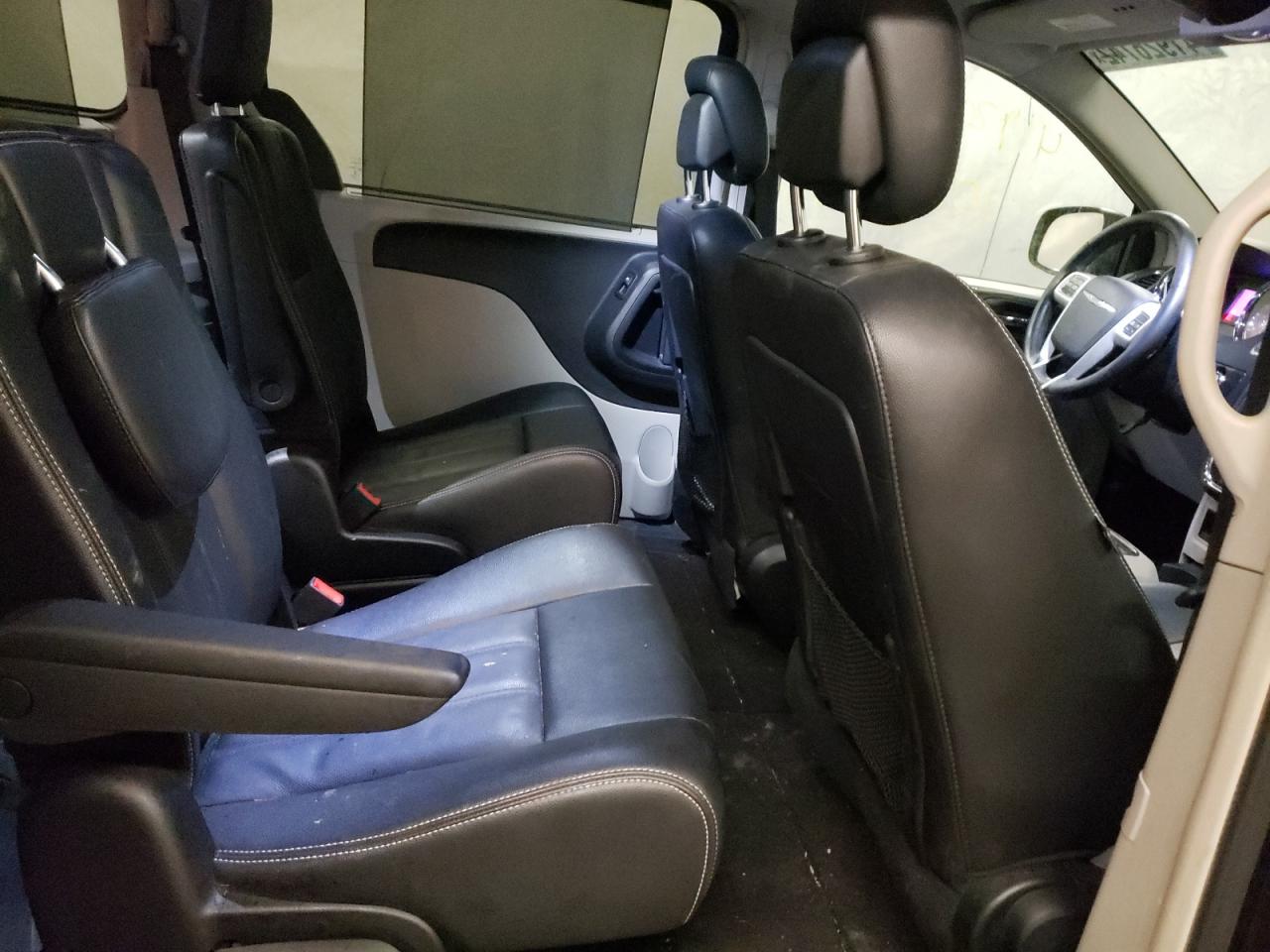 Photo 6 from auction – 2016 CHRYSLER TOWN & COU with VIN 2C4RC1BG8GR193738
