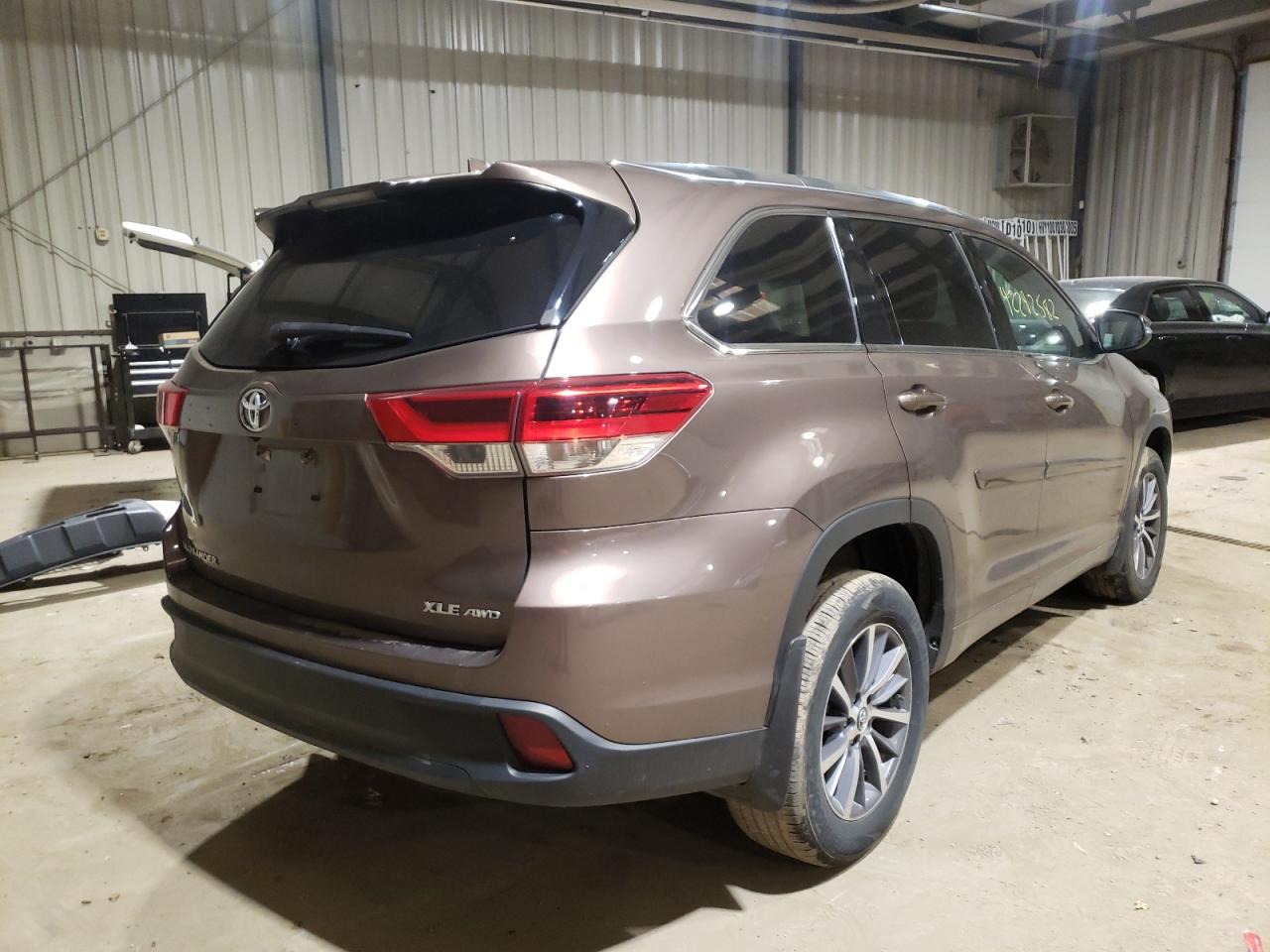 Zdjęcie 4 z aukcji – 2017 TOYOTA HIGHLANDER z VIN 5TDJZRFH8HS446031