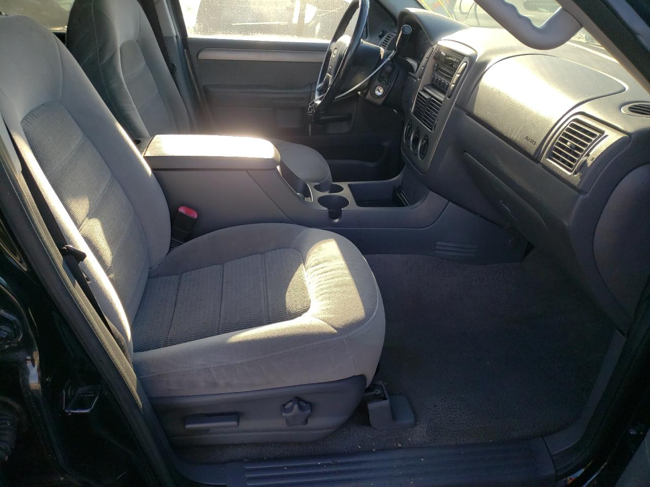 Photo 5 from auction – 2004 FORD EXPLORER X with VIN 1FMZU63E44ZB44721