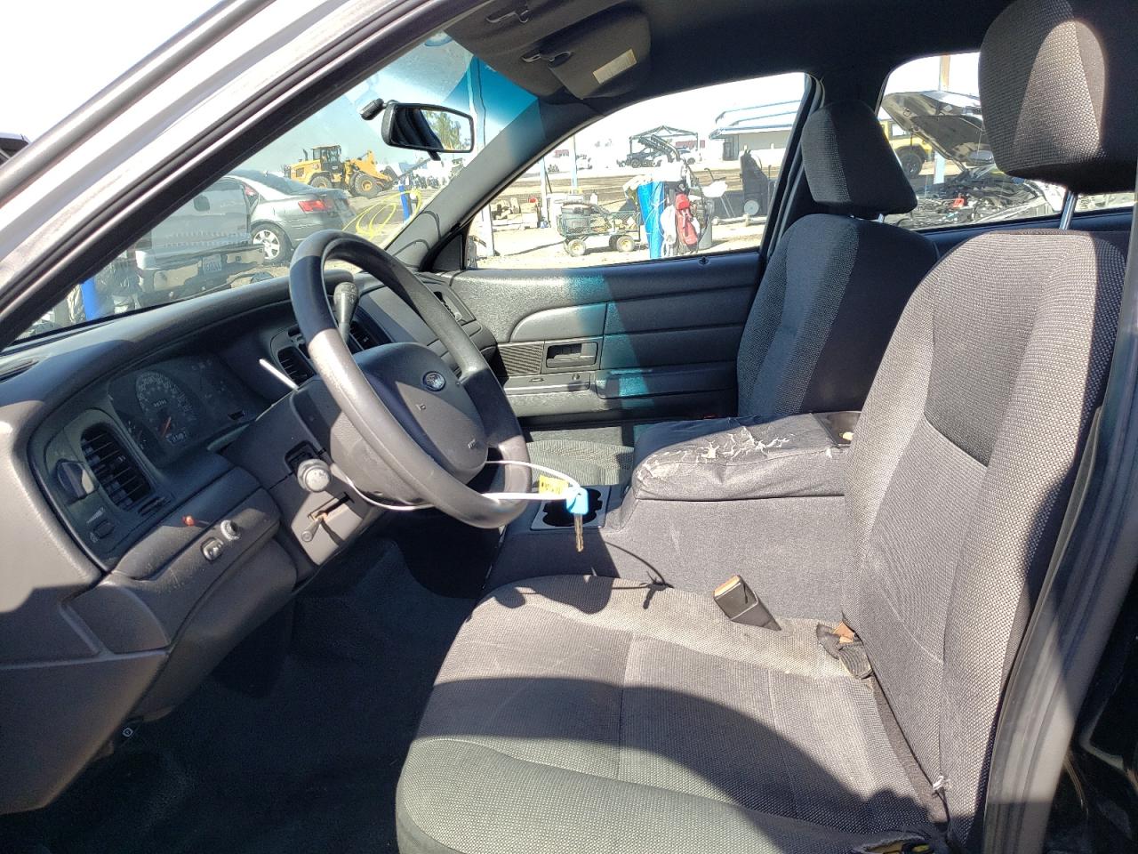 Photo 5 from auction – 2005 FORD CROWN VICT with VIN 2FAFP71W95X147787