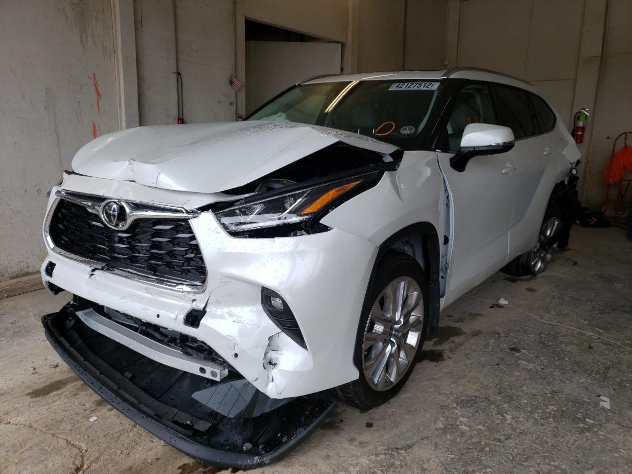 Photo 2 from auction – 2022 TOYOTA HIGHLANDER with VIN 5TDYZRAH5NS105669