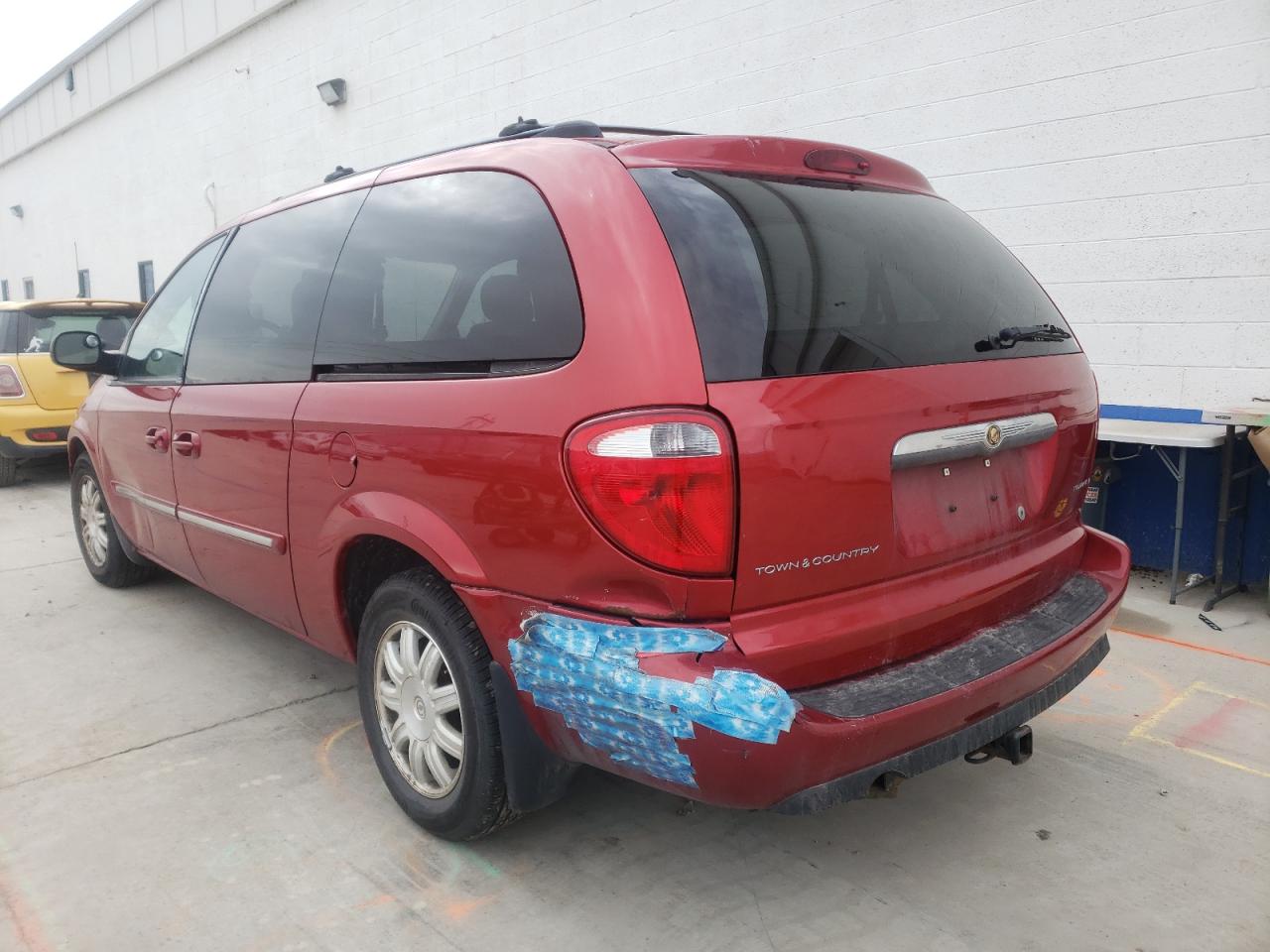 Photo 3 from auction – 2005 CHRYSLER TOWN & COU with VIN 2C4GP54L25R600897