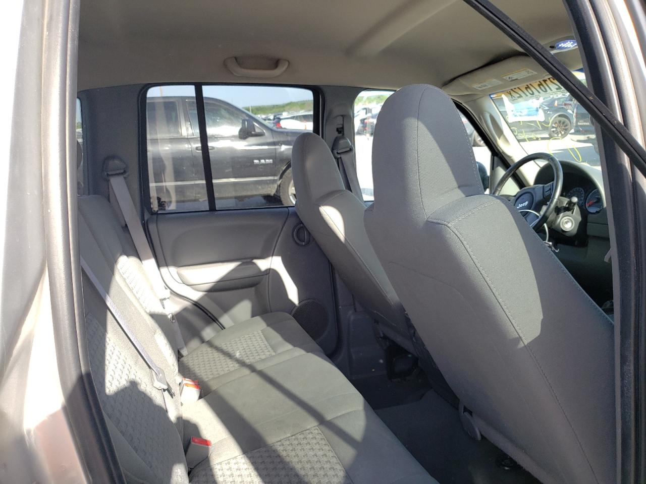 Photo 6 from auction – 2005 JEEP LIBERTY SP with VIN 1J4GL48555W635548