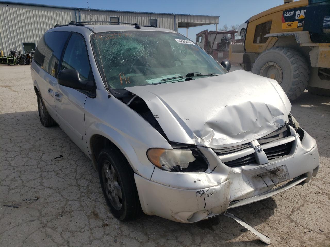 DODGE GRAND CARA 2005 with VIN 2D4GP44L75R490233 - Photo from auction