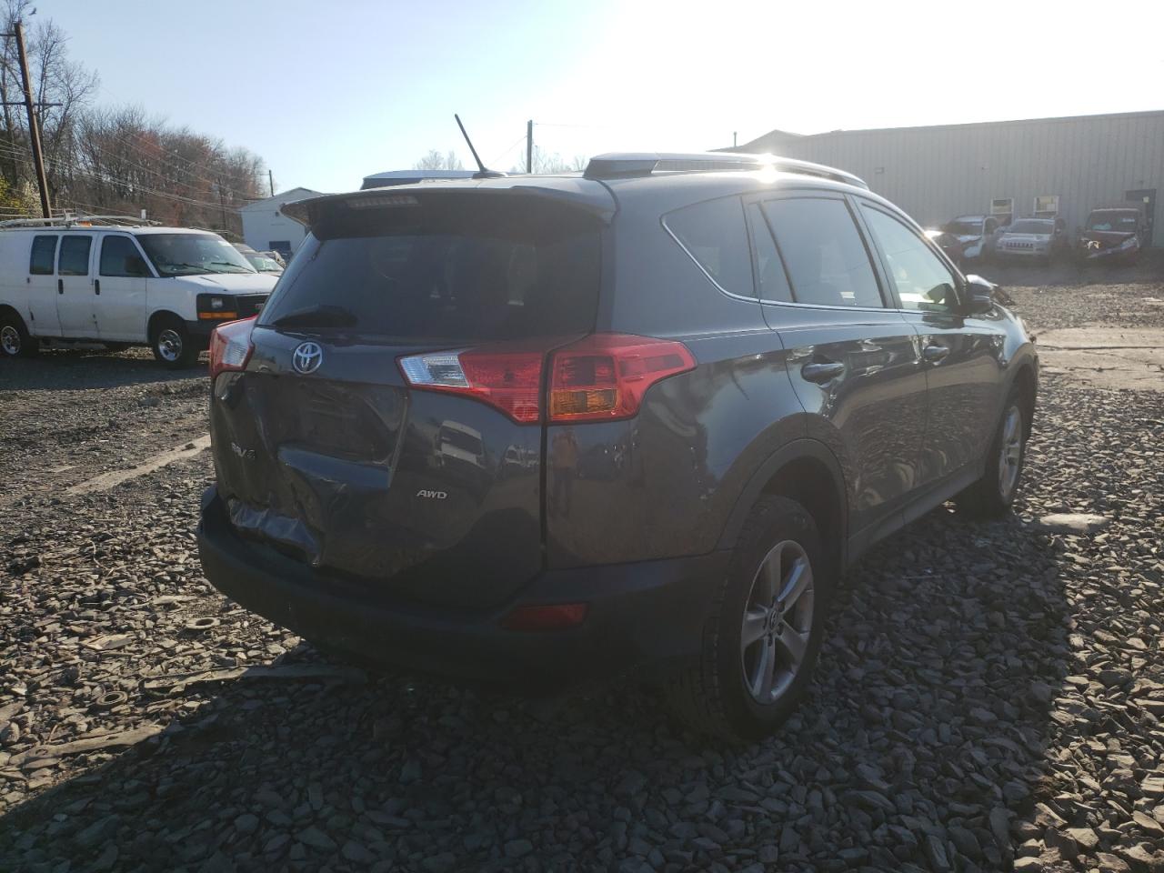 Photo 4 from auction – 2015 TOYOTA RAV4 XLE with VIN JTMRFREV2FD112640